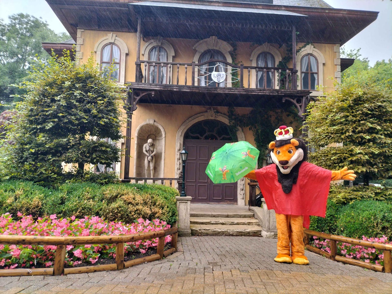 Koning Leeuw met regenjas en paraplu voor Het Huis Van Houdini.