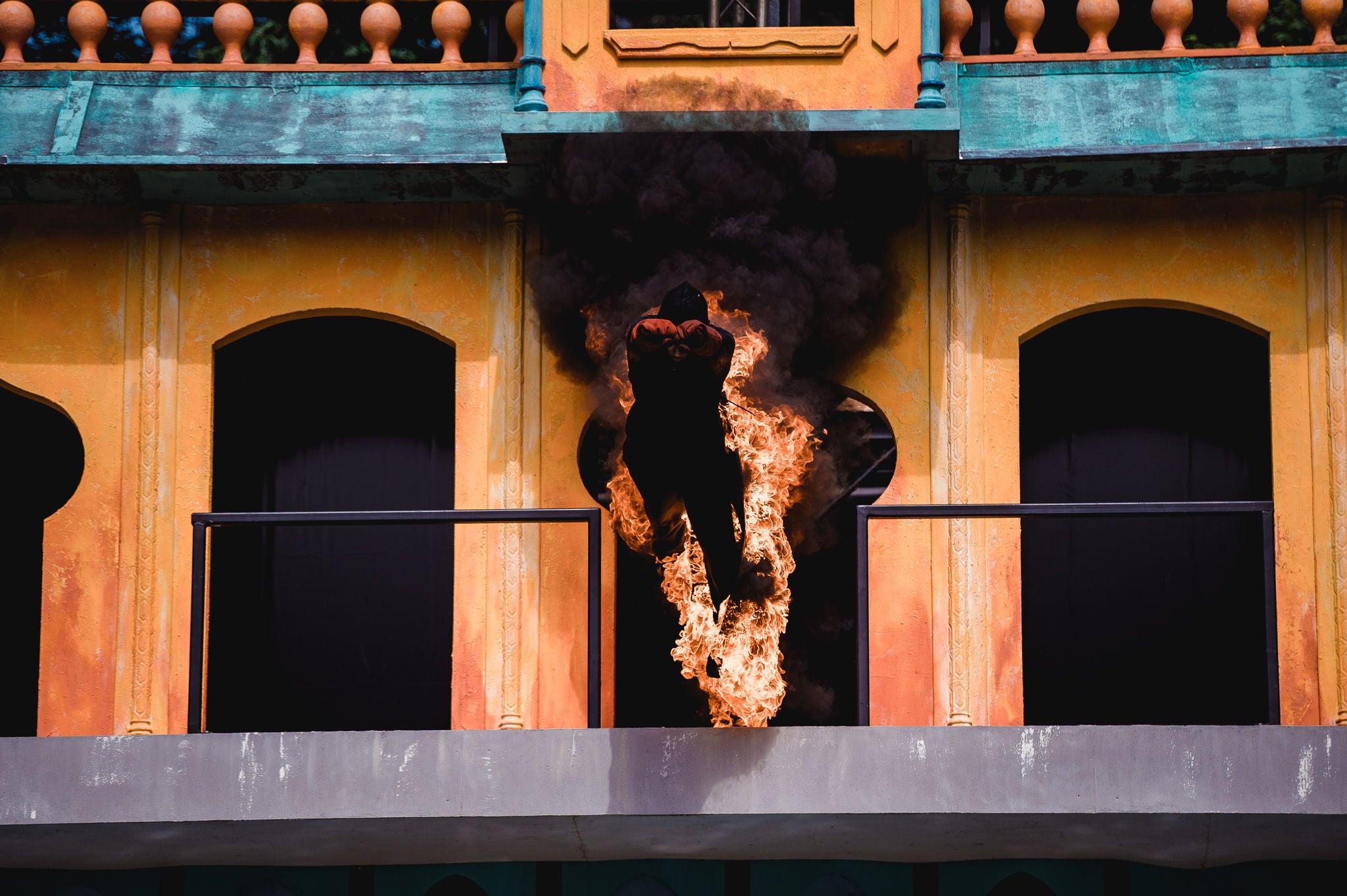 Vuurduik van een brandende artiest tijdens de Bengali Stunt & Dive Show.