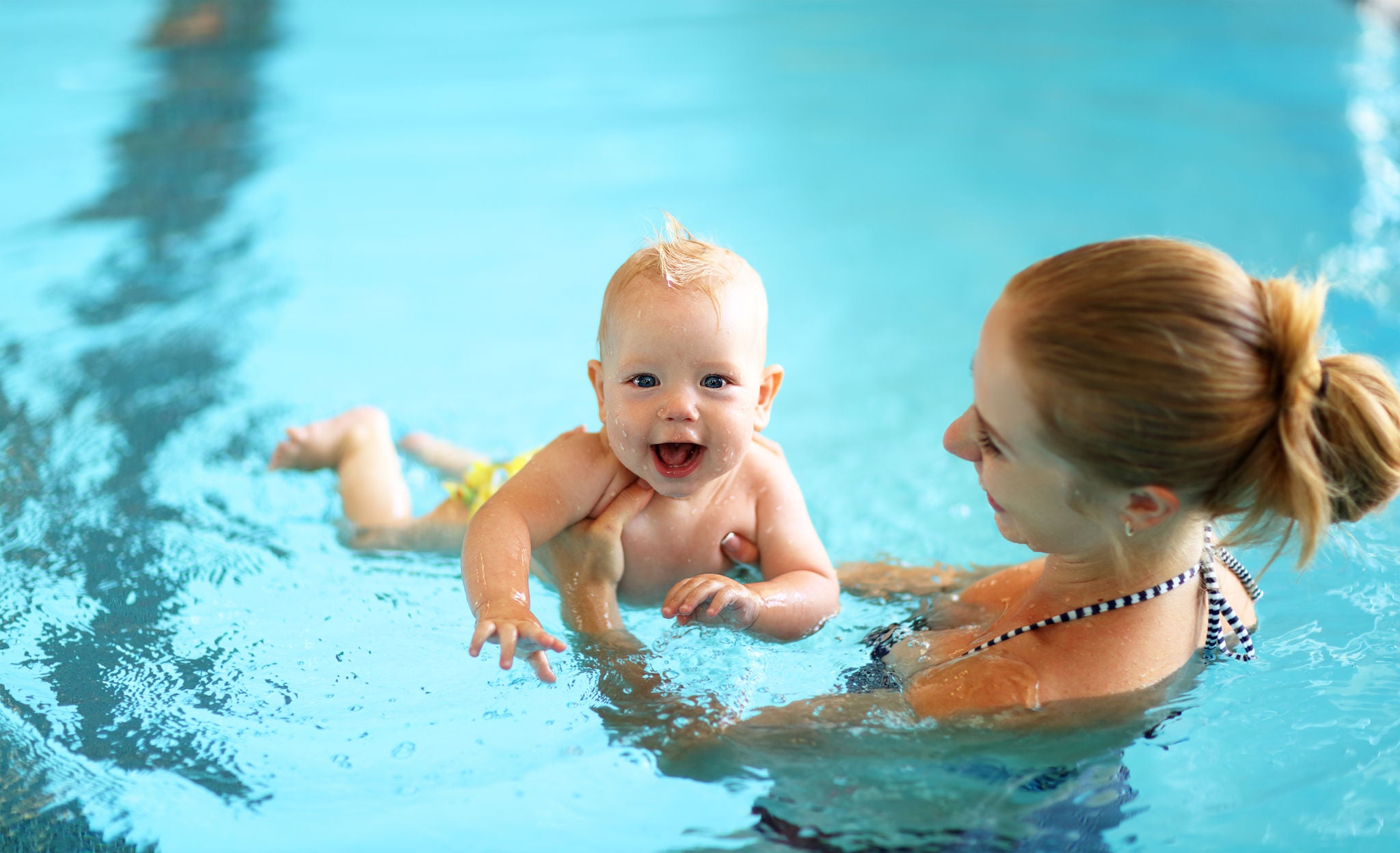 Baby went samen met zijn mama aan het water tijdens het Babyzwemmen.