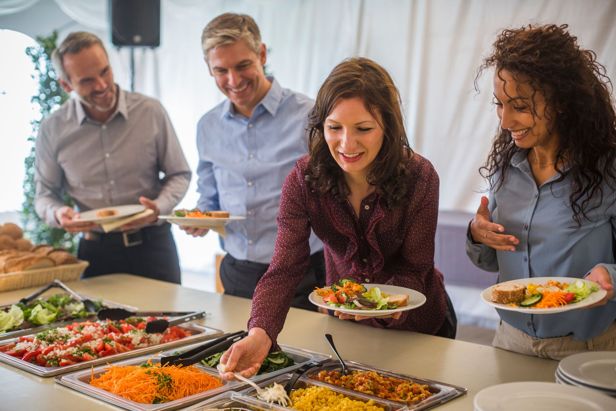 Collega's aan het buffet in de VIP-tent.