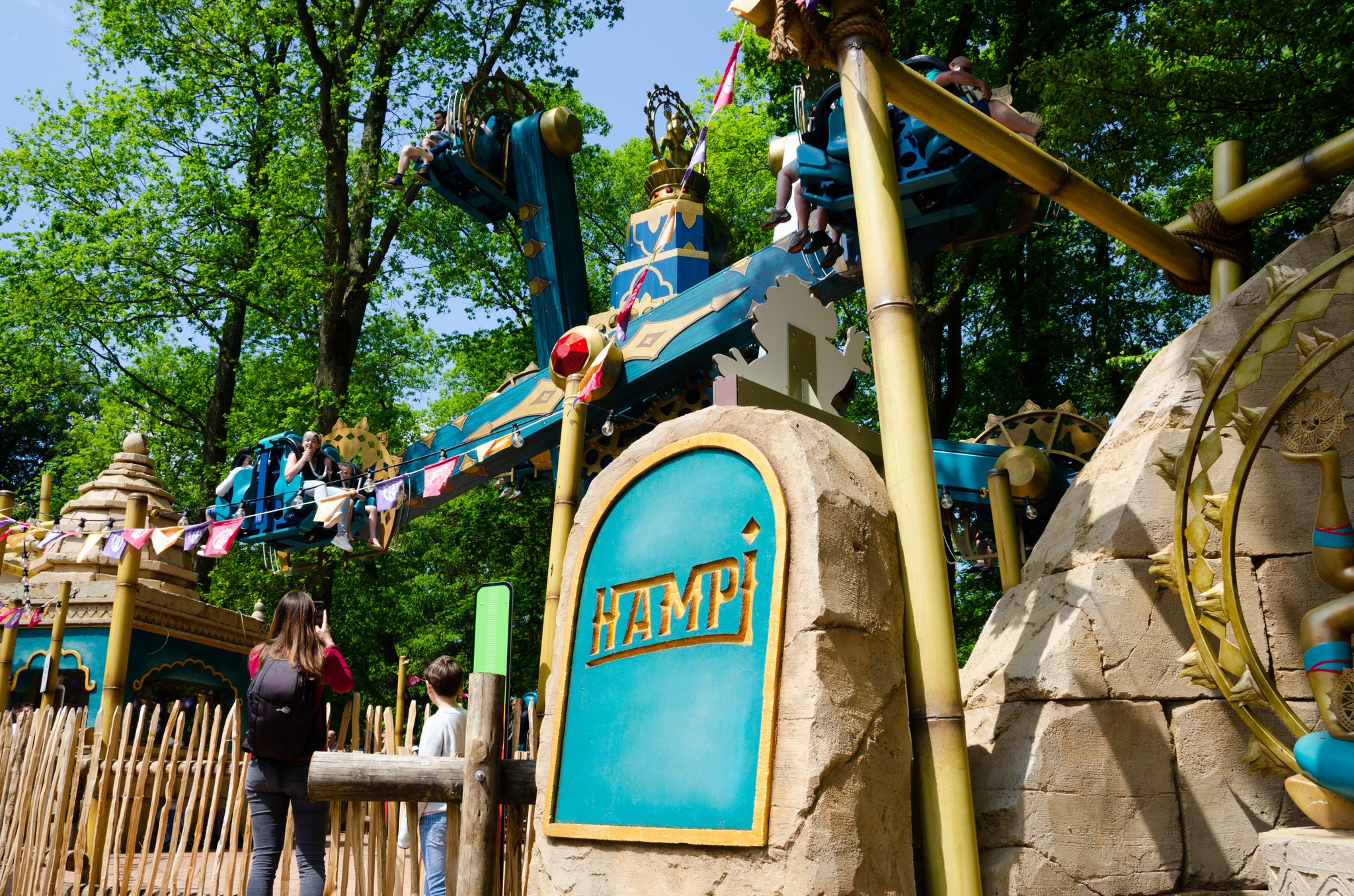 Hampi met het logo op de voorgrond.