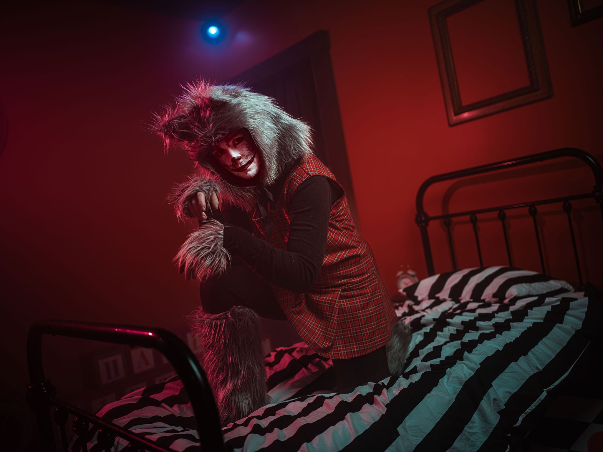 Tienerdochter Debby op het bed in de slaapkamer van Spooky Birthday.