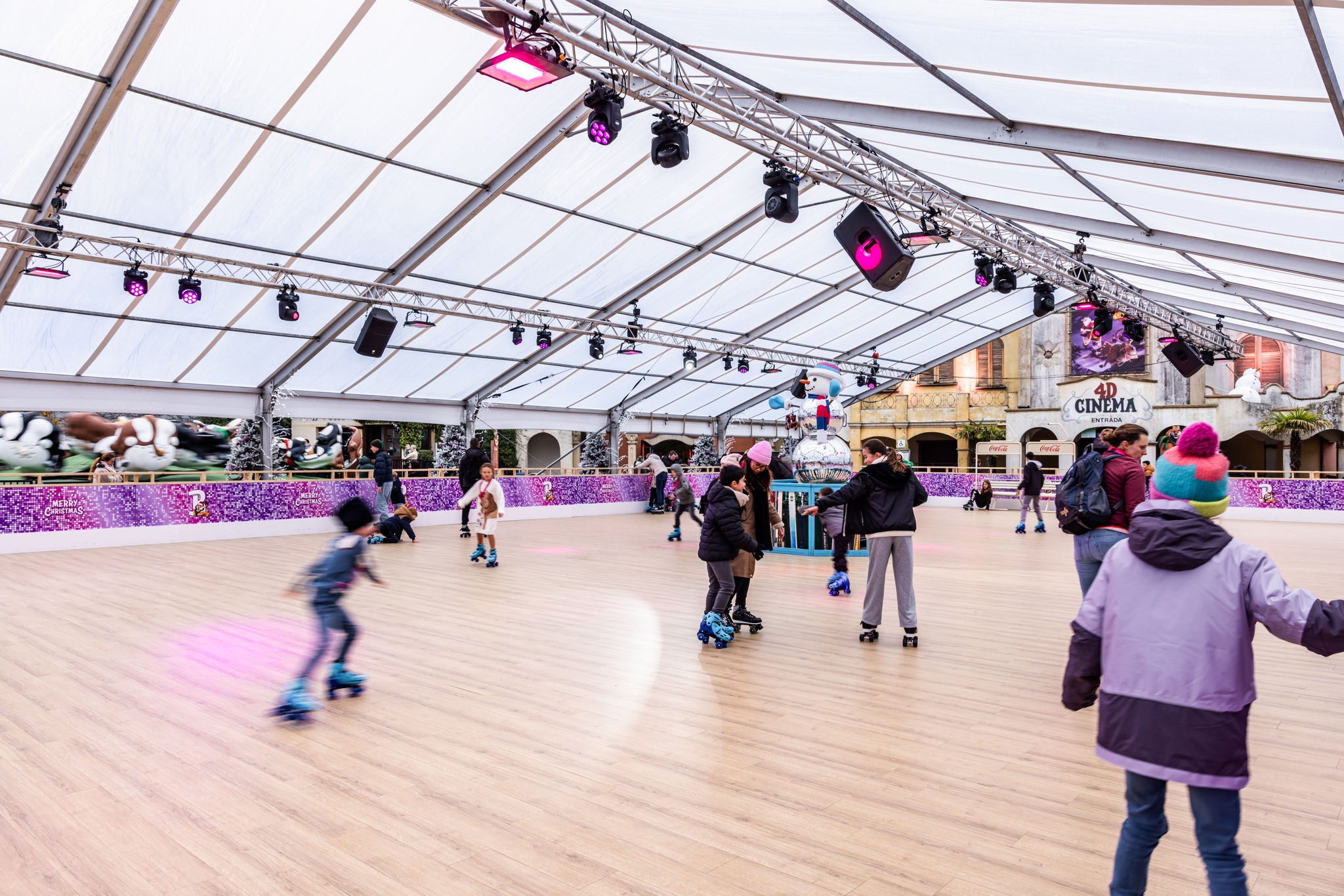 Rolschaatsers op de piste van Aztec Roller.