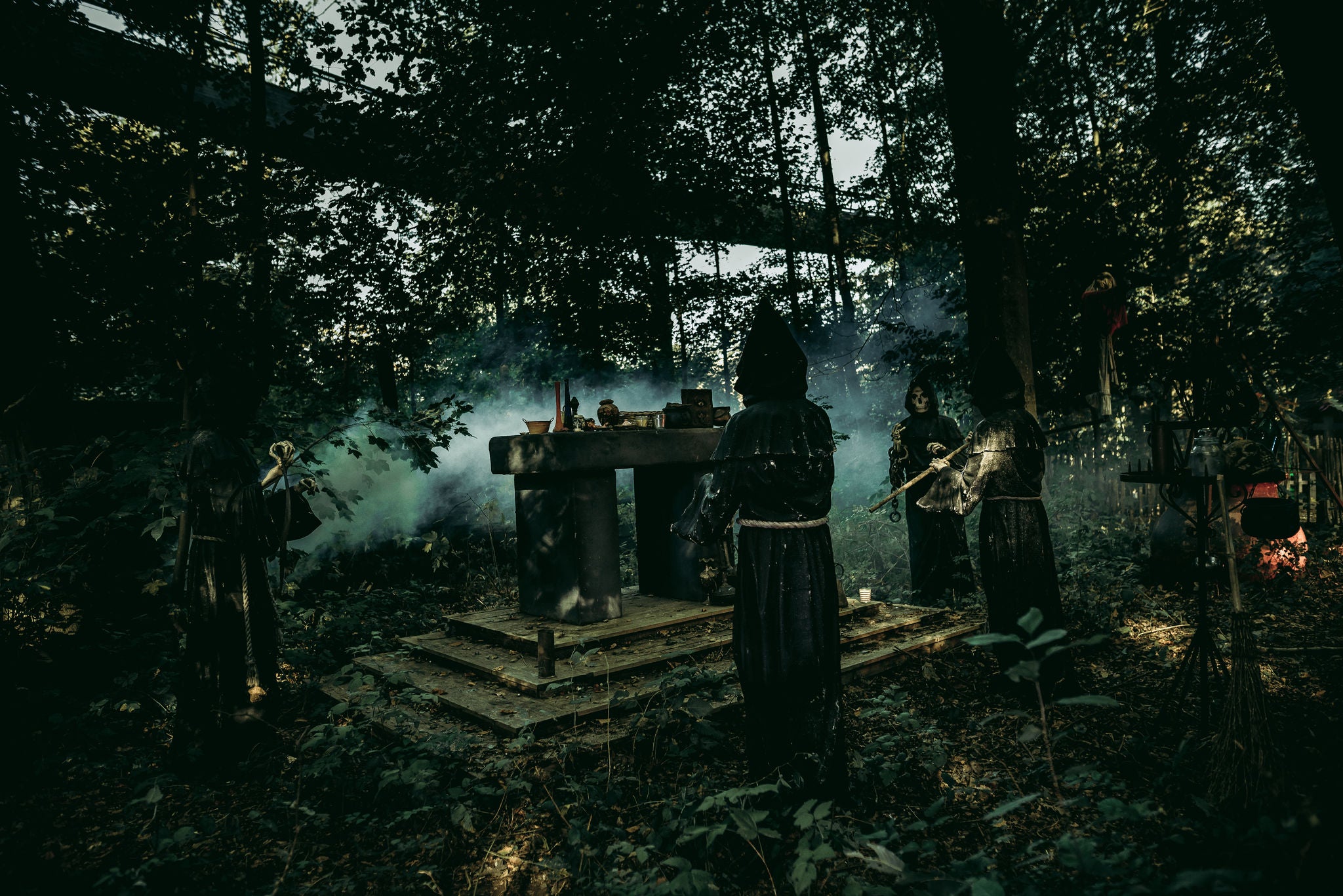 Dode monniken voeren een ritueel bij het altaar uit in Freaky Forest.