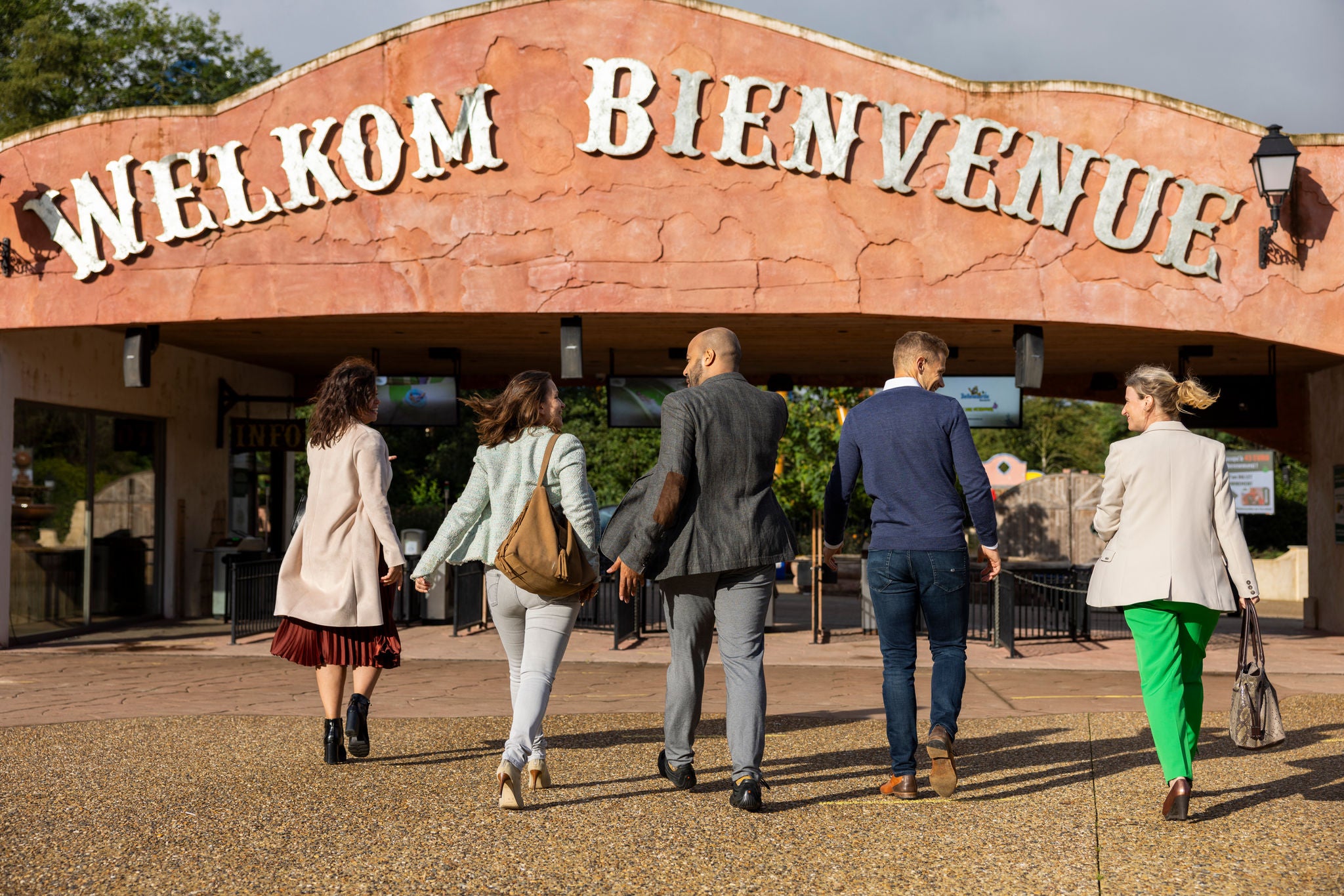 Collega's wandelen richting ingang Mexico.