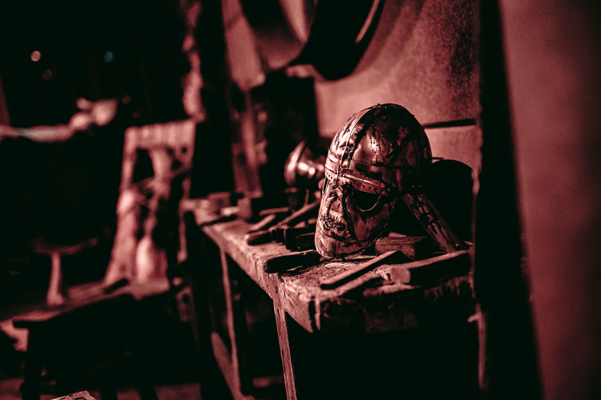 Helm en ander gereedschap ligt op een werkbank in Mexican Massacre.