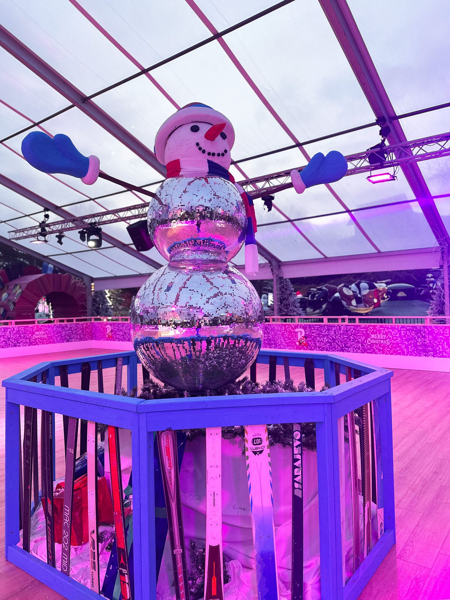 Sneeuwman gemaakt van discobollen als kerstdecoratie in Azetec Roller.