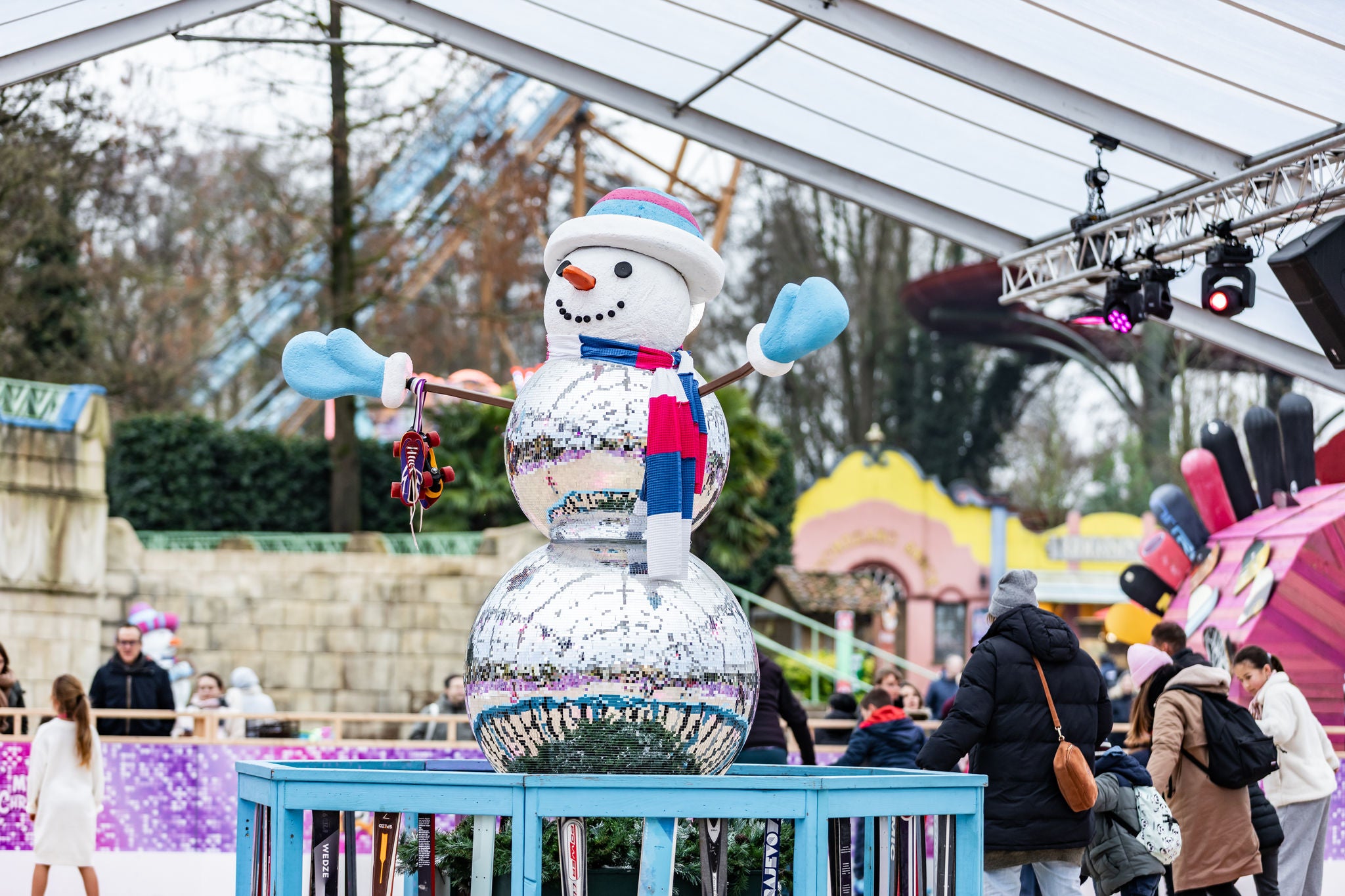 Sneeuwman gemaakt van discobollen als kerstdecoratie in Azetec Roller.