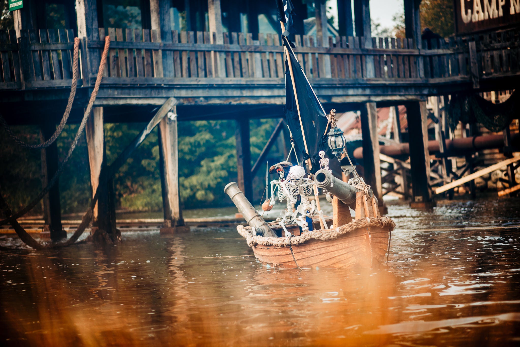 Skeletten in een piratenboot als halloweendecoratie van Waterfall of Death.