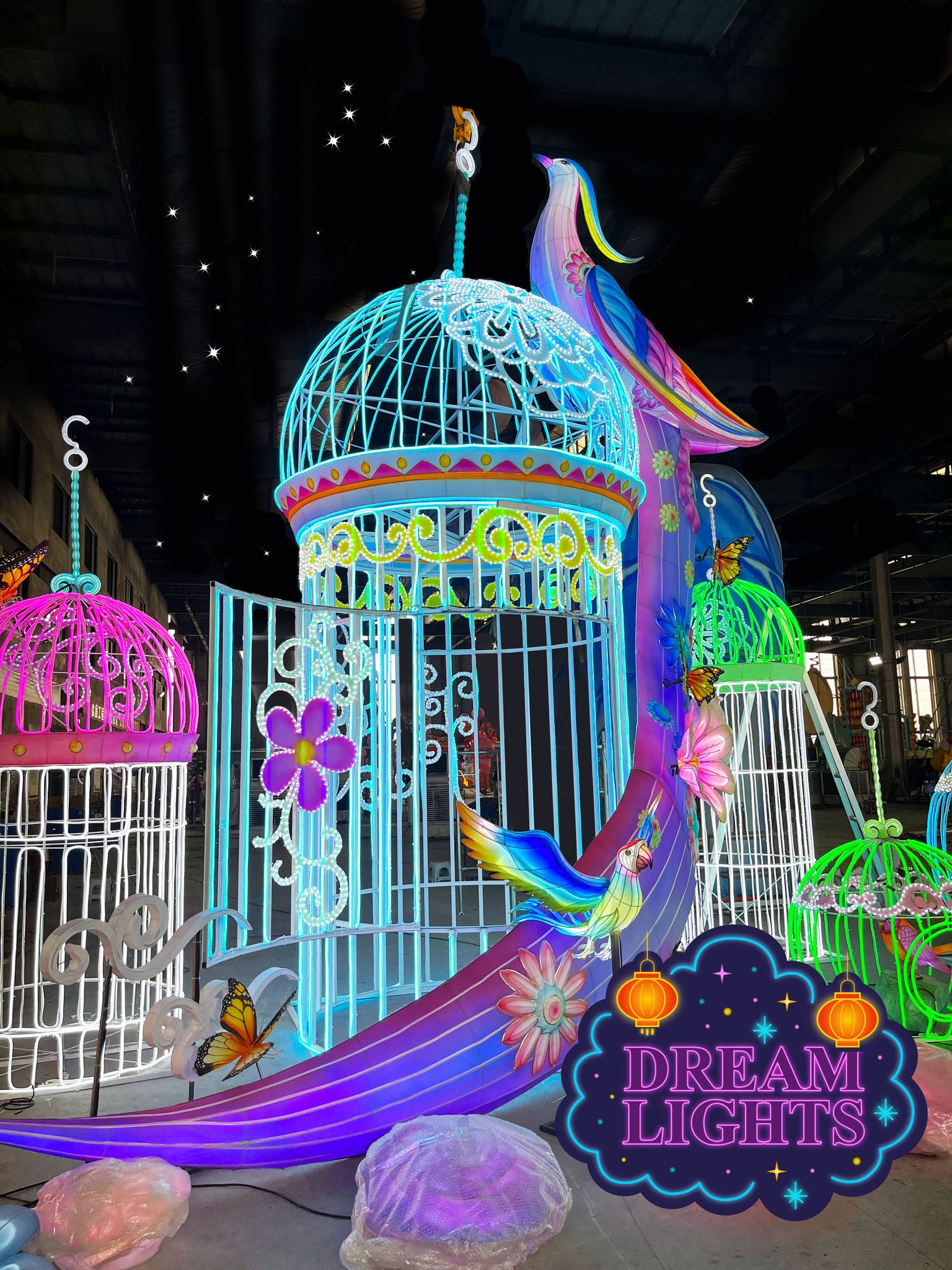 Logo Dream Lights. Lichtgevende tempels, vogels, bloemen en vlinders.