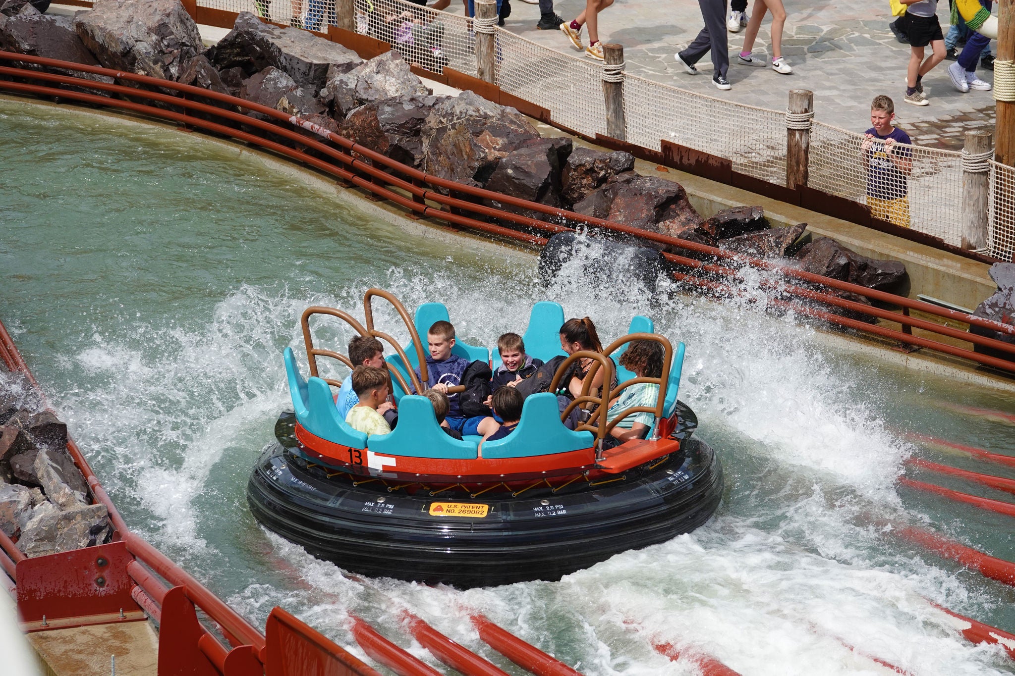                                Boot van Amazonia splasht onderaan de halfpipe in het water.