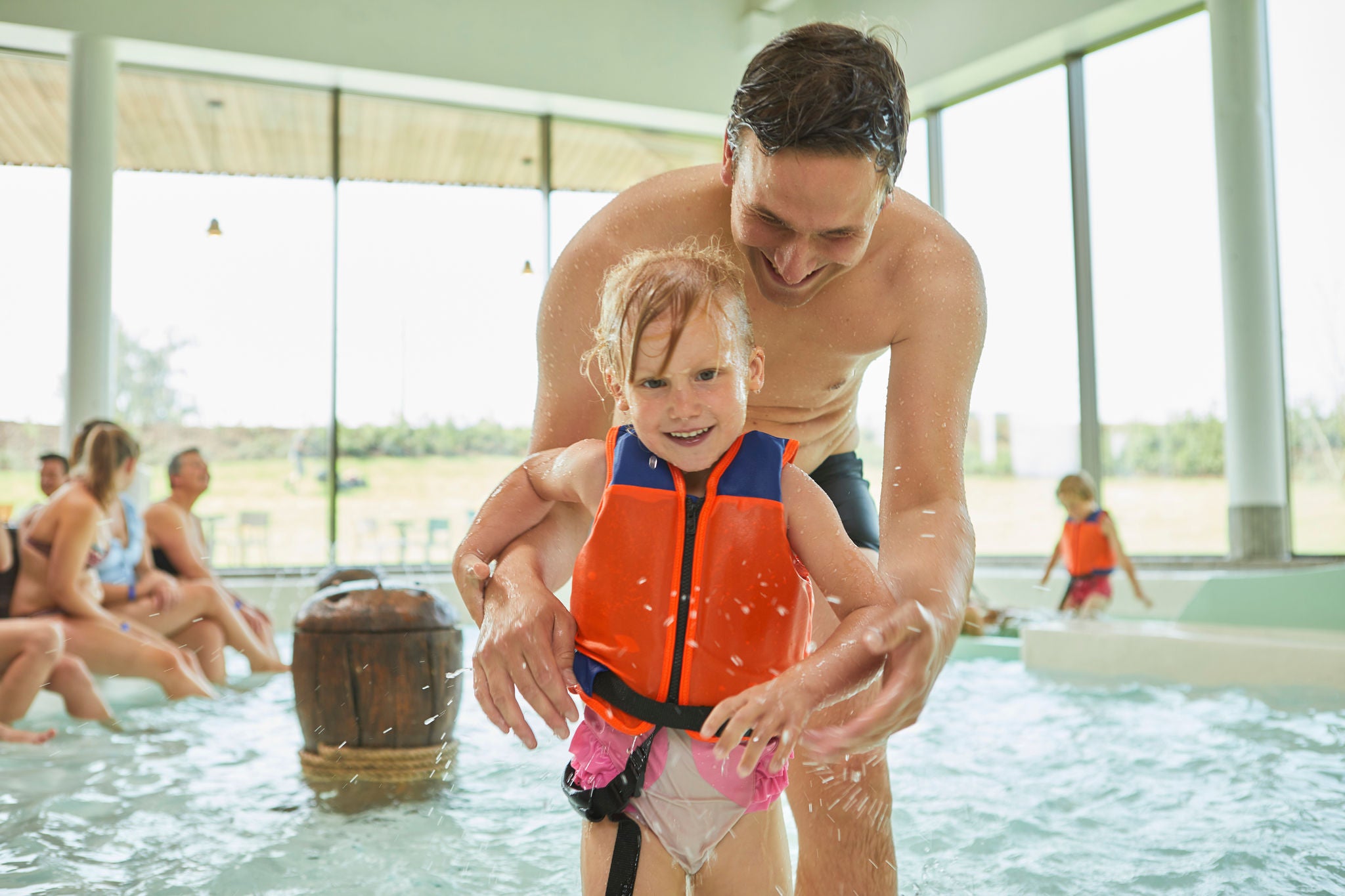 Papa speelt samen met zijn dochter in Bambino Beach.