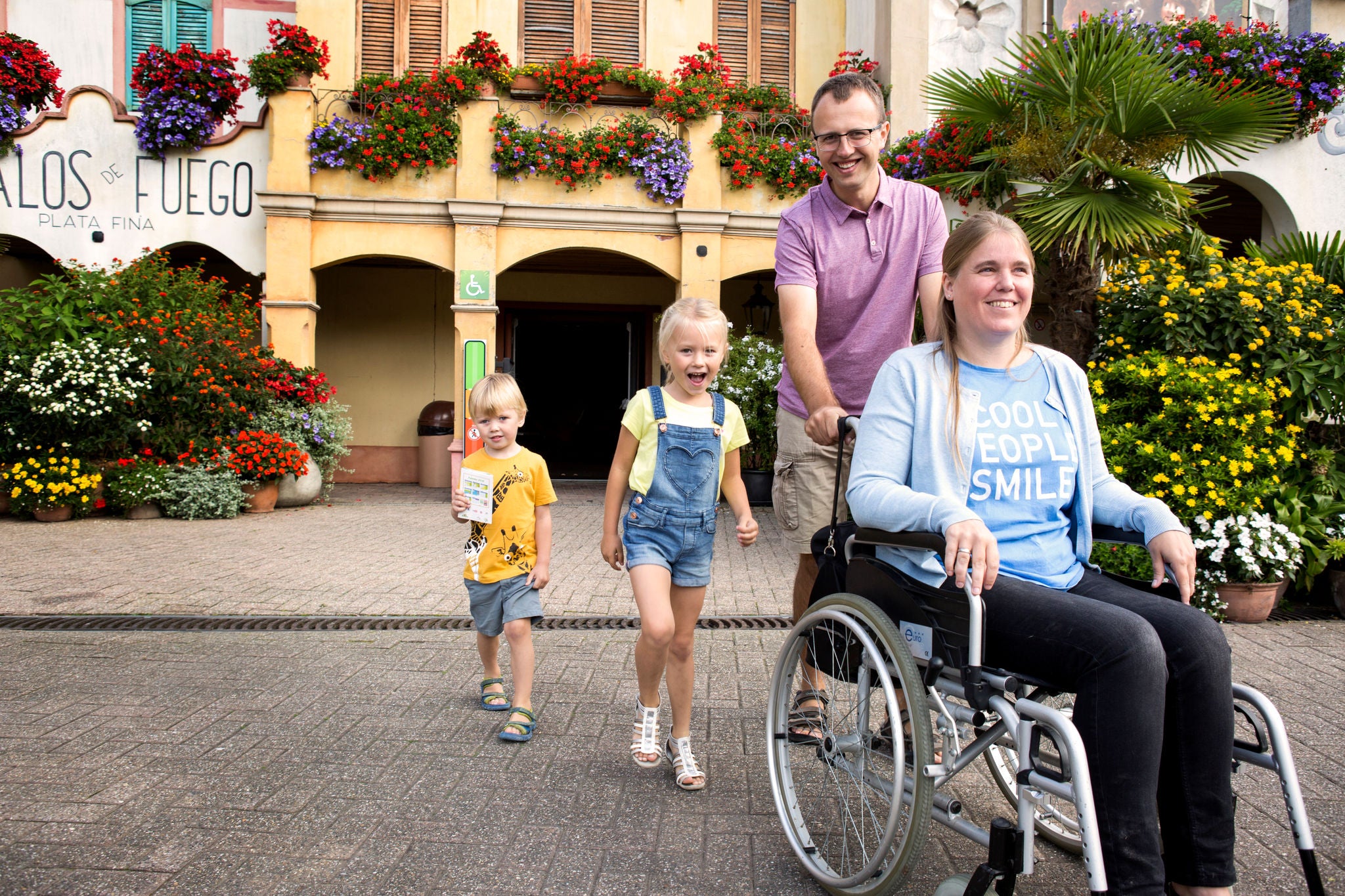 Bezoeker met een beperking in een rolstoel verlaat samen met het gezin de 4D-Cinema.