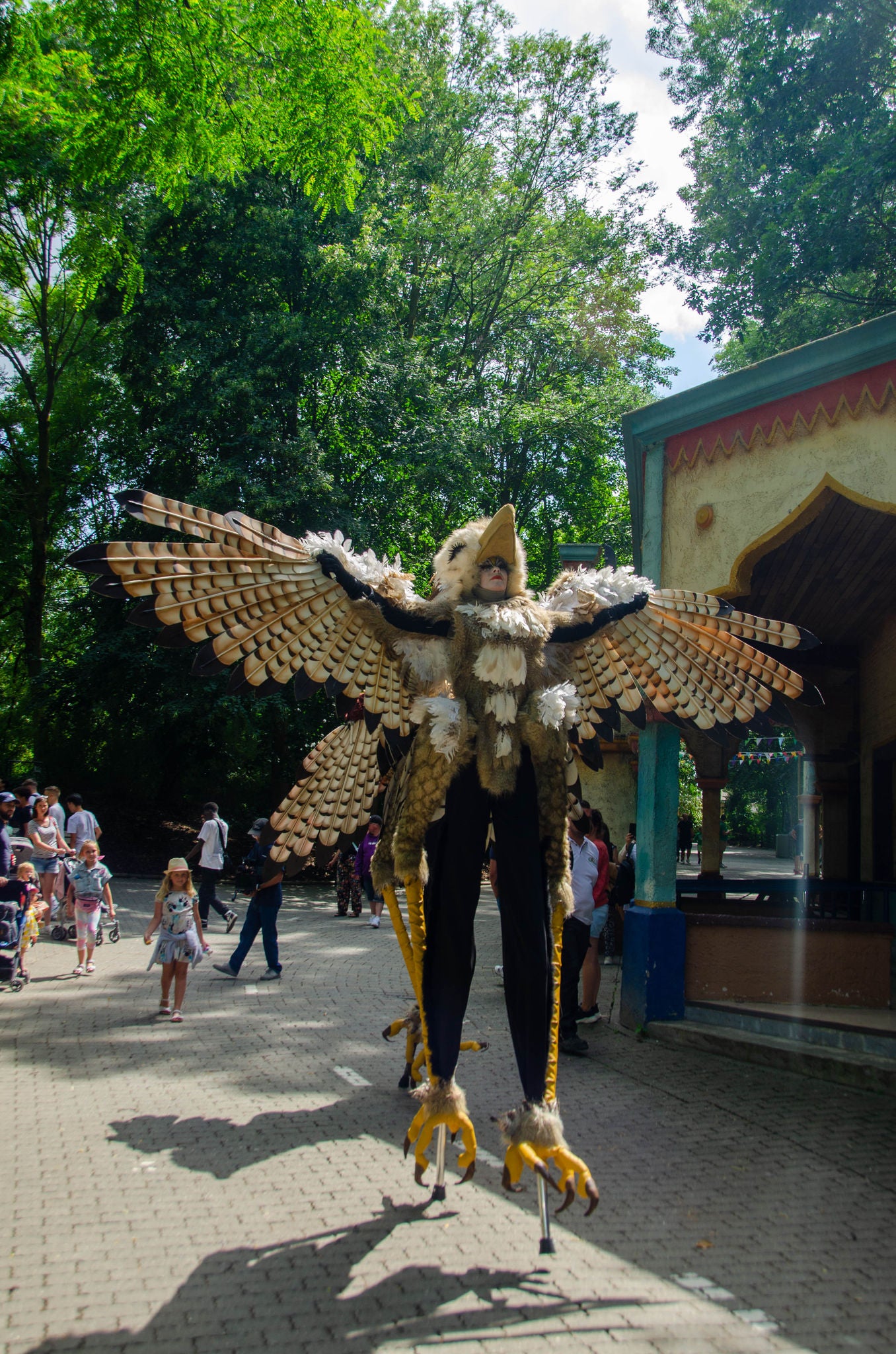 Vogel steltenloper straatanimatie tijdens de Summer Evening.