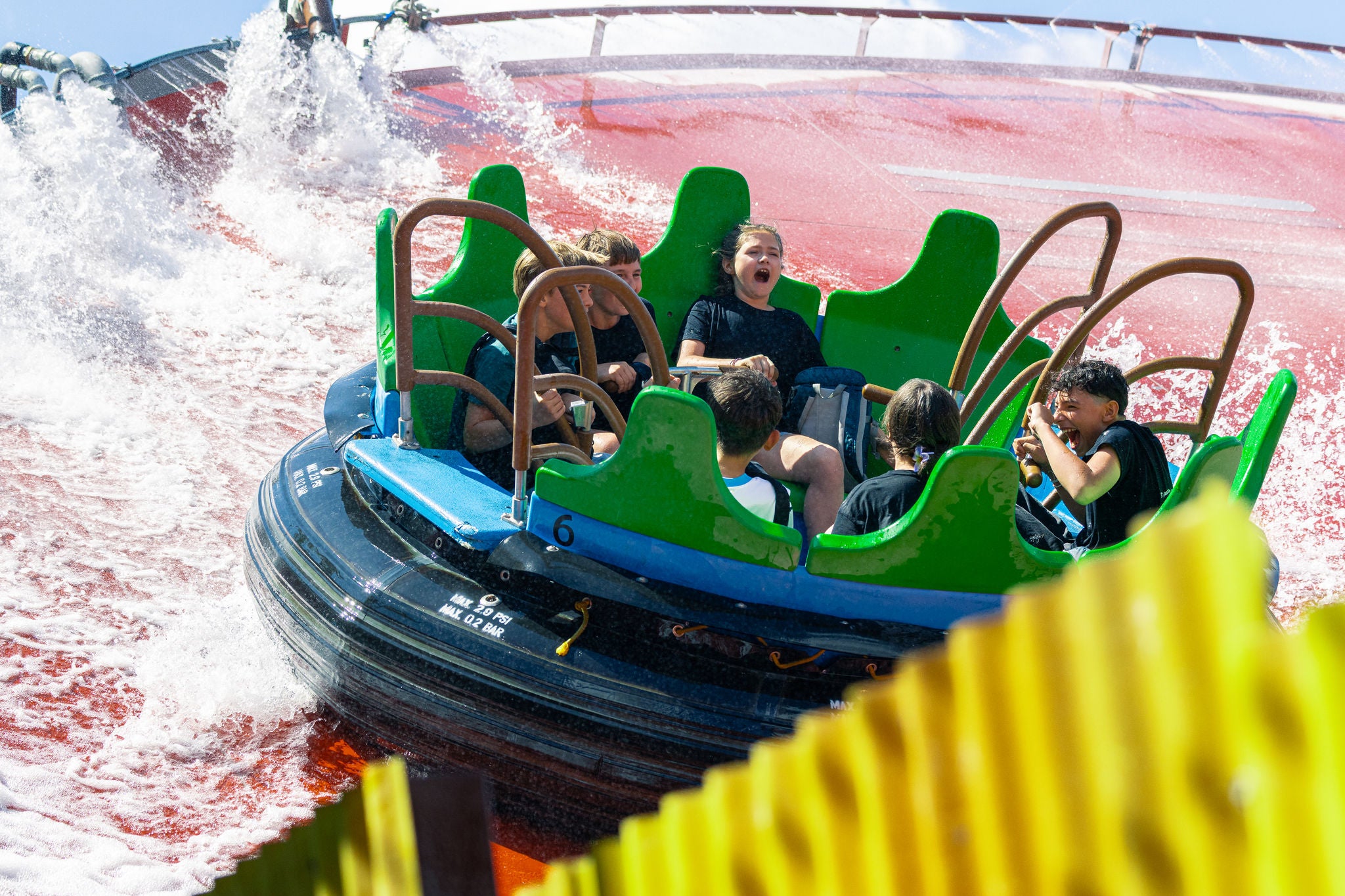 Boot van Amazonia op het hoogste punt van de halfpipe.