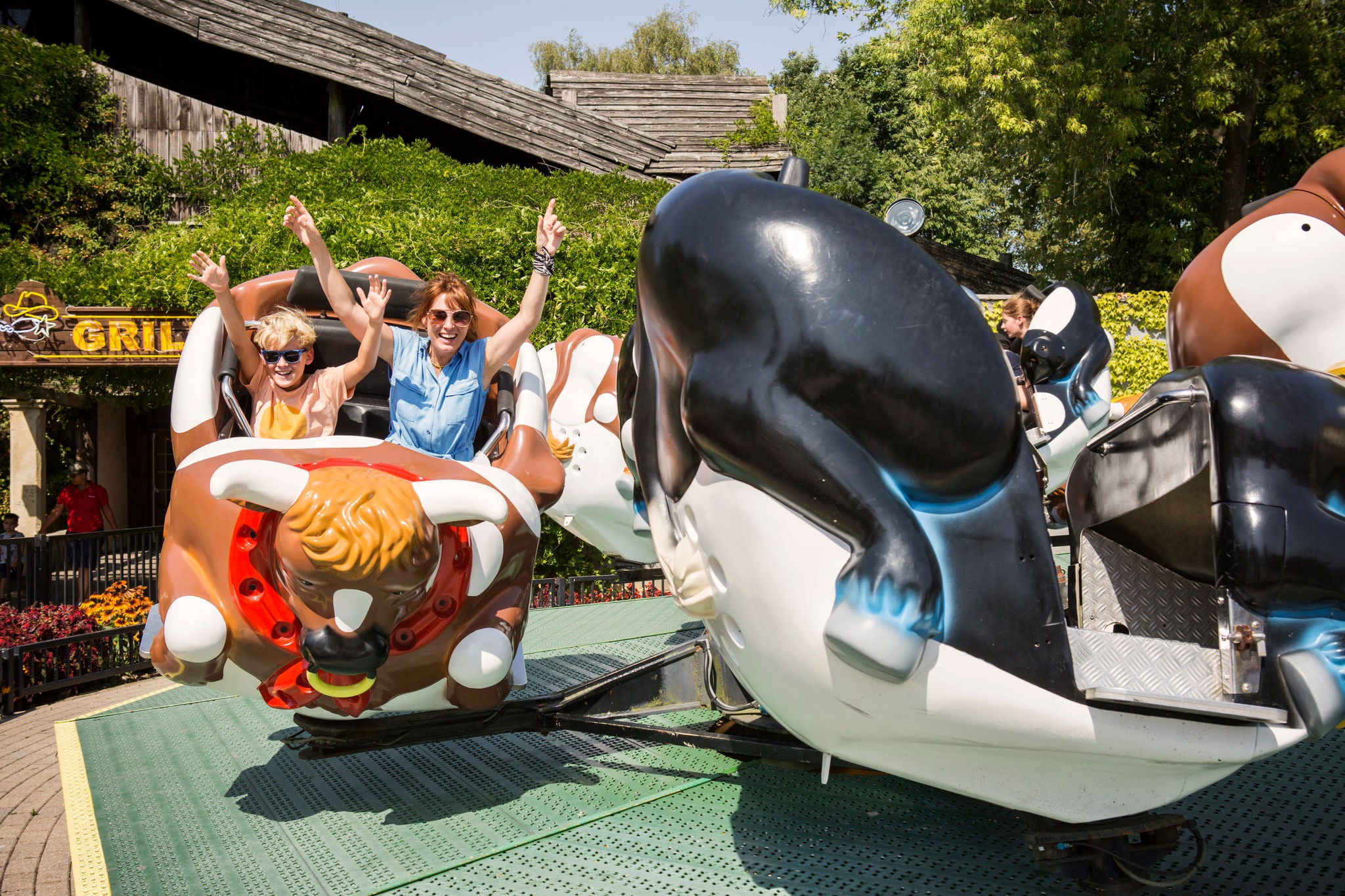 Mama en zoon maken een ritje op El Toro.