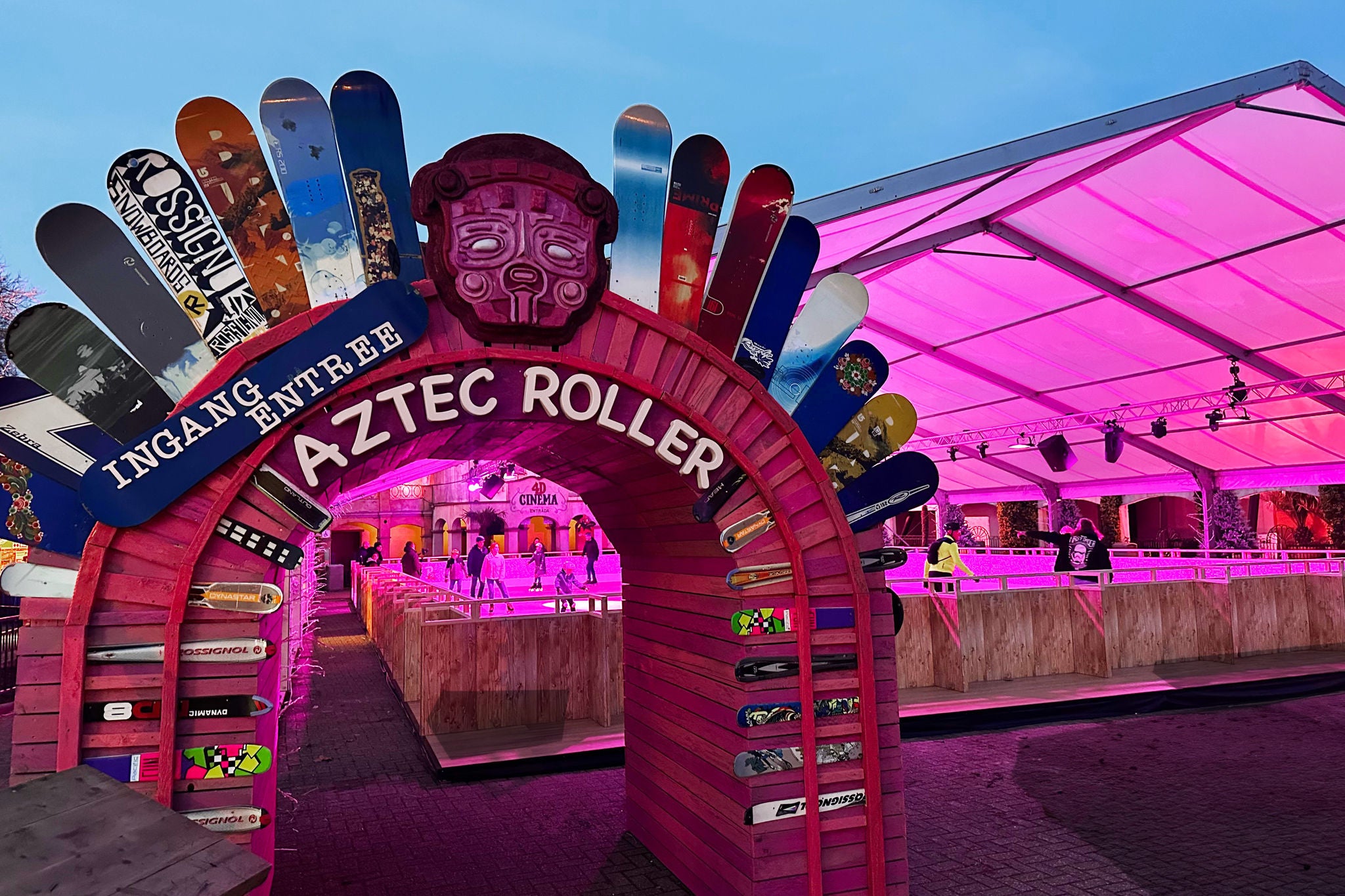Ingang van Aztec Roller, aangekleed met snowboards als kerstdecoratie.