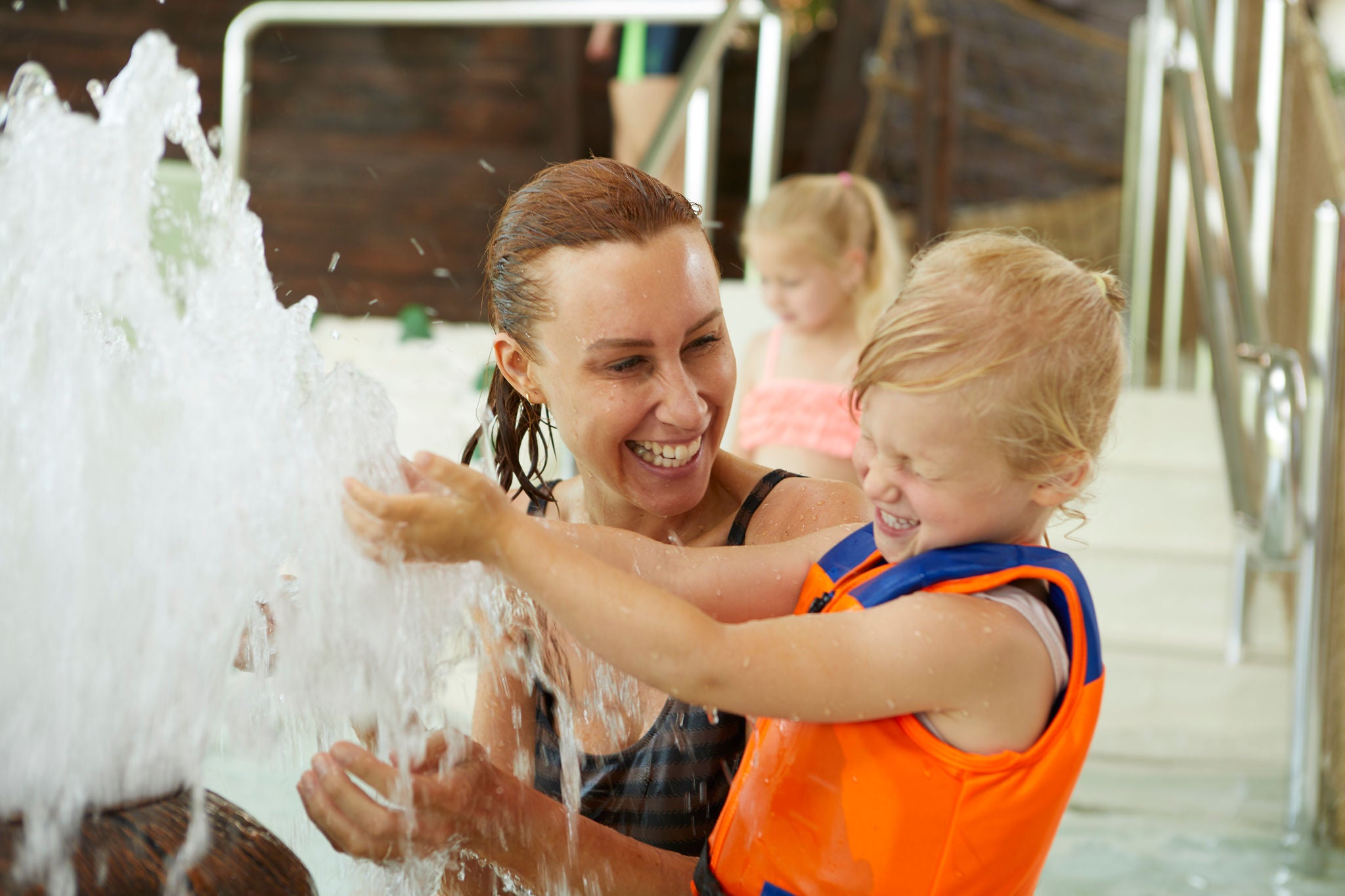 Mama speelt samen met haar dochter in Bambino Beach.