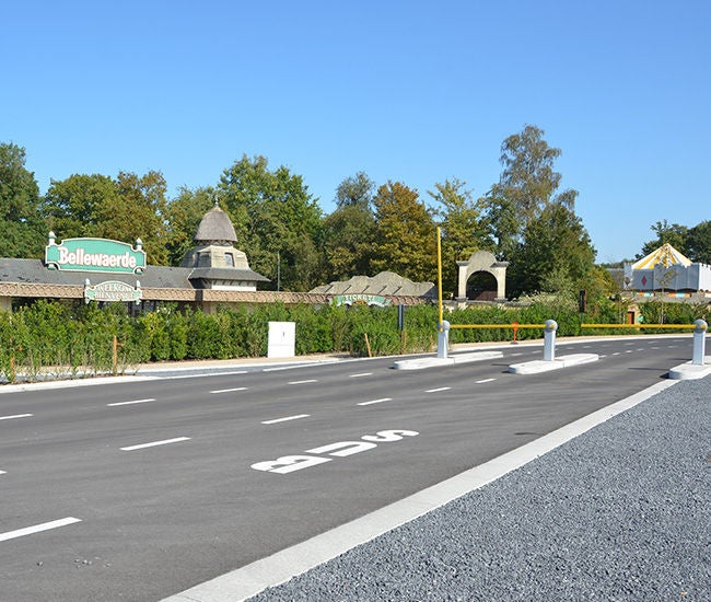 Slagbomen op parking Leeuw met ingang Leeuw op de achtergrond.