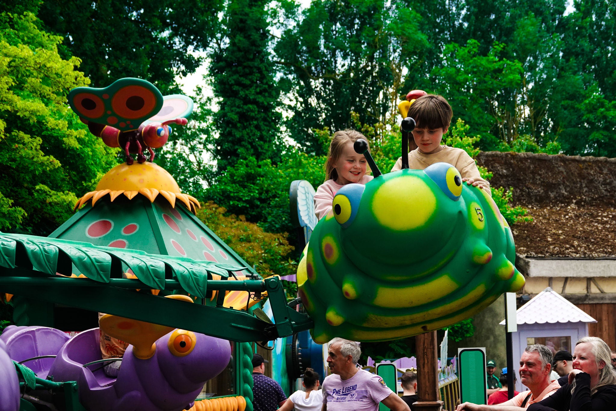 Kinderen vliegen in een rups van Vlinders.