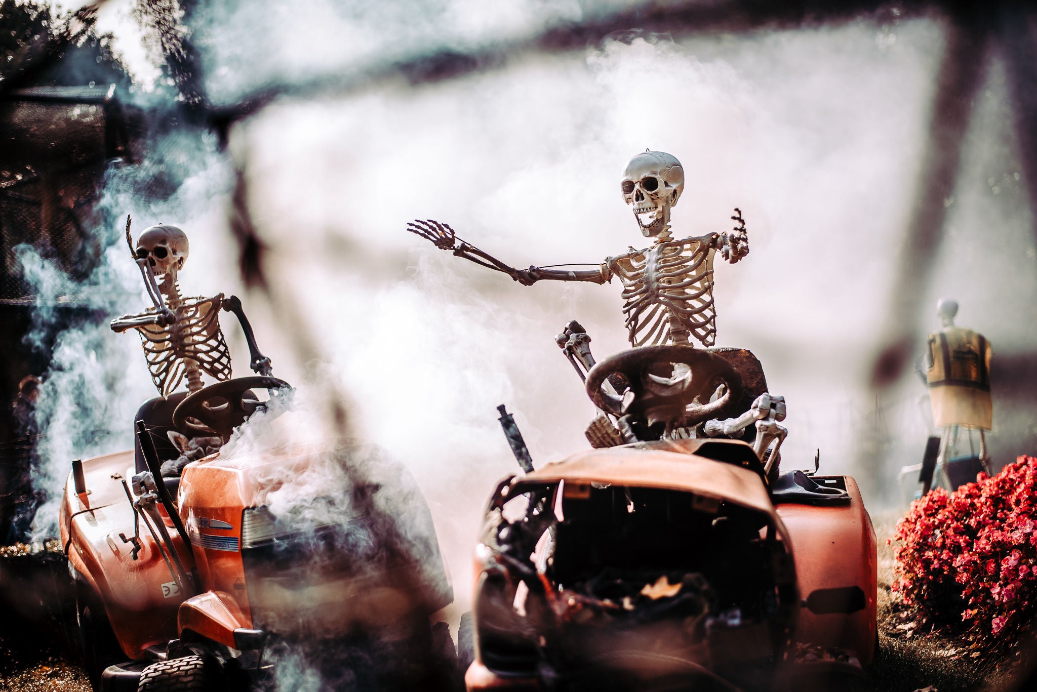 Skeletten op zitmaaiers als halloweendecoratie.