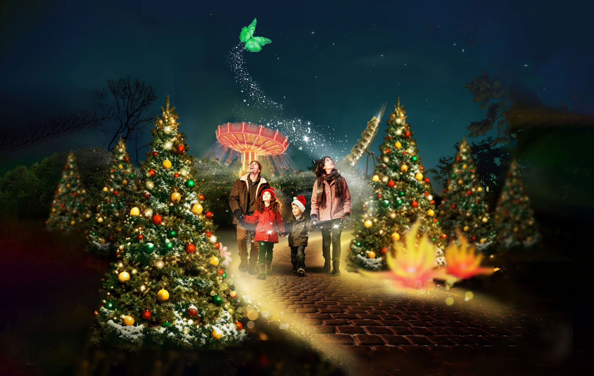 Mama, papa, zoon en dochter lopen hand in hand op een pad tussen de kerstbomen en de kerstlichtjes. Boven hen zweeft een betoverende vlinder. Op het einde van het pad draait Flying Carrousel en Wakala.