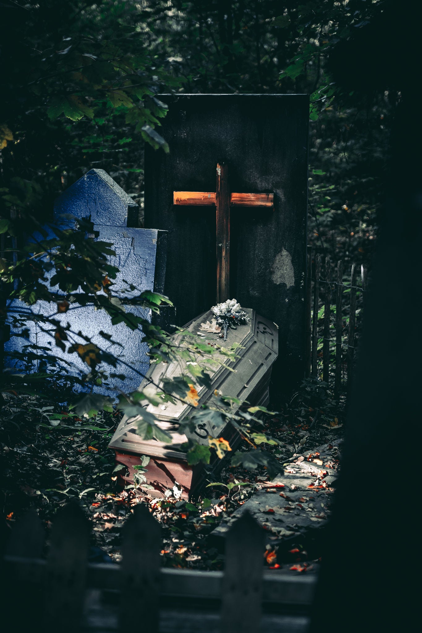 Doodskist en grafzerken in Freaky Forest.