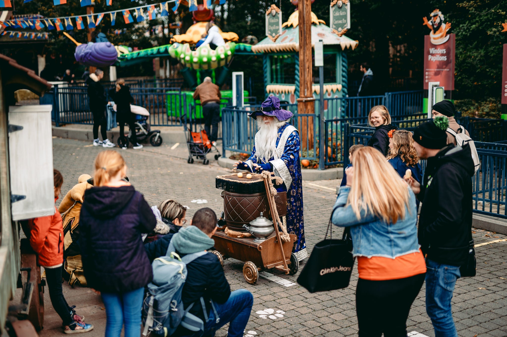 Tovenaar goochelt voor de bezoekers tijdens King’s Fest.