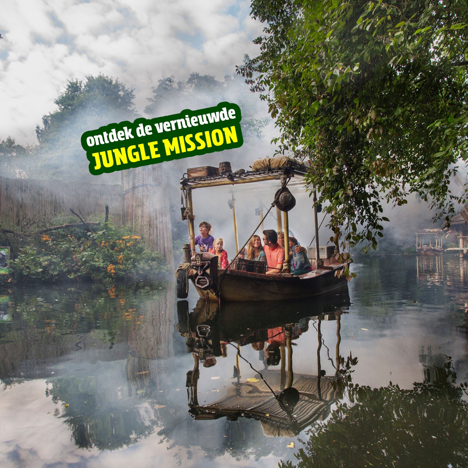 Familie vaart met een boot langs de witoorpenseelapen van de vernieuwde Jungle Mission.