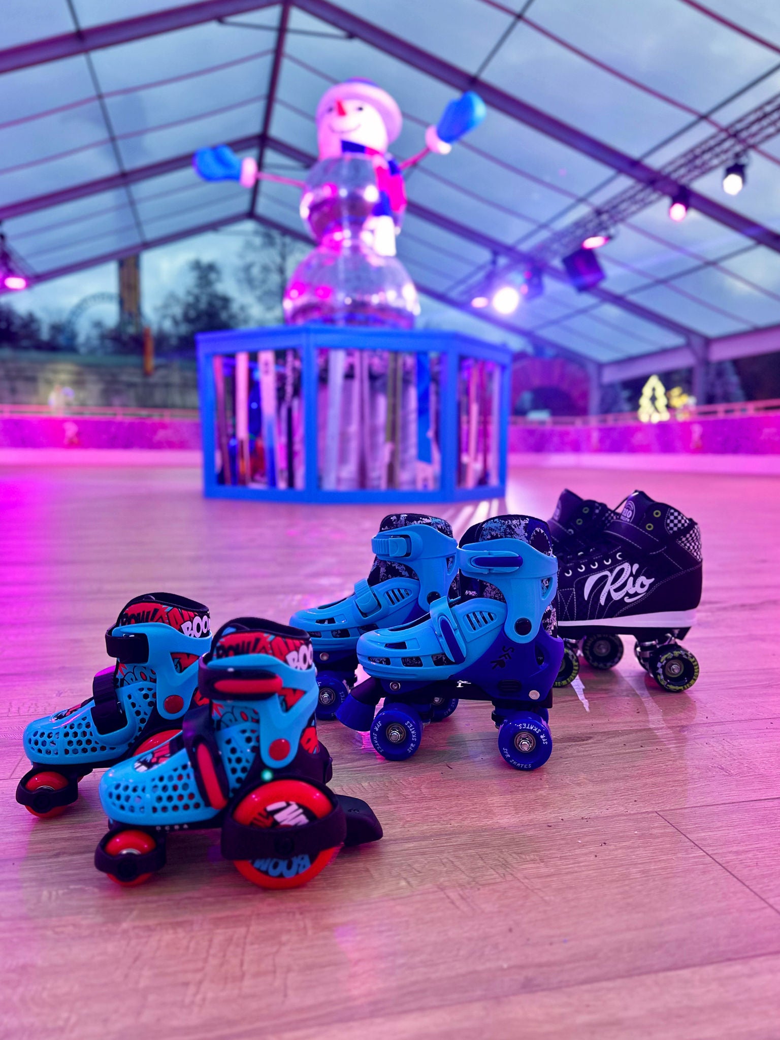Rolschaatsen op de piste van Aztec Roller. In de achtergrond staat een sneeuwman gemaakt van discobollen als kerstdecoratie.