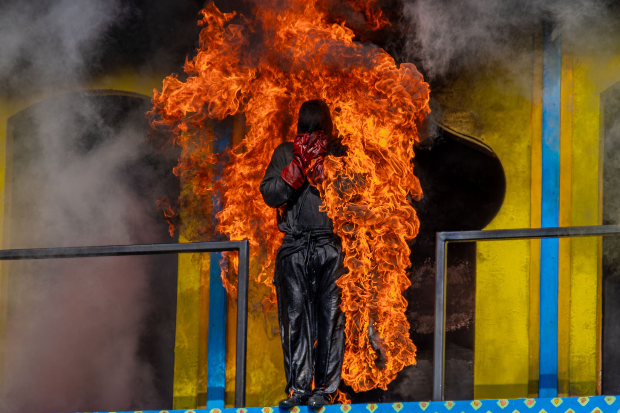 Vuurduik van een brandende artiest tijdens de Azuria The Next Sultan Stunt & Dive Show.