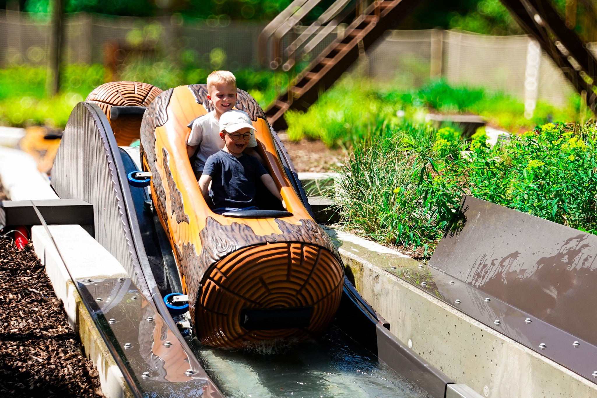 Kinderen maken een kleine splash met hun boot onderaan de afdaling van Rio Do Cacao.