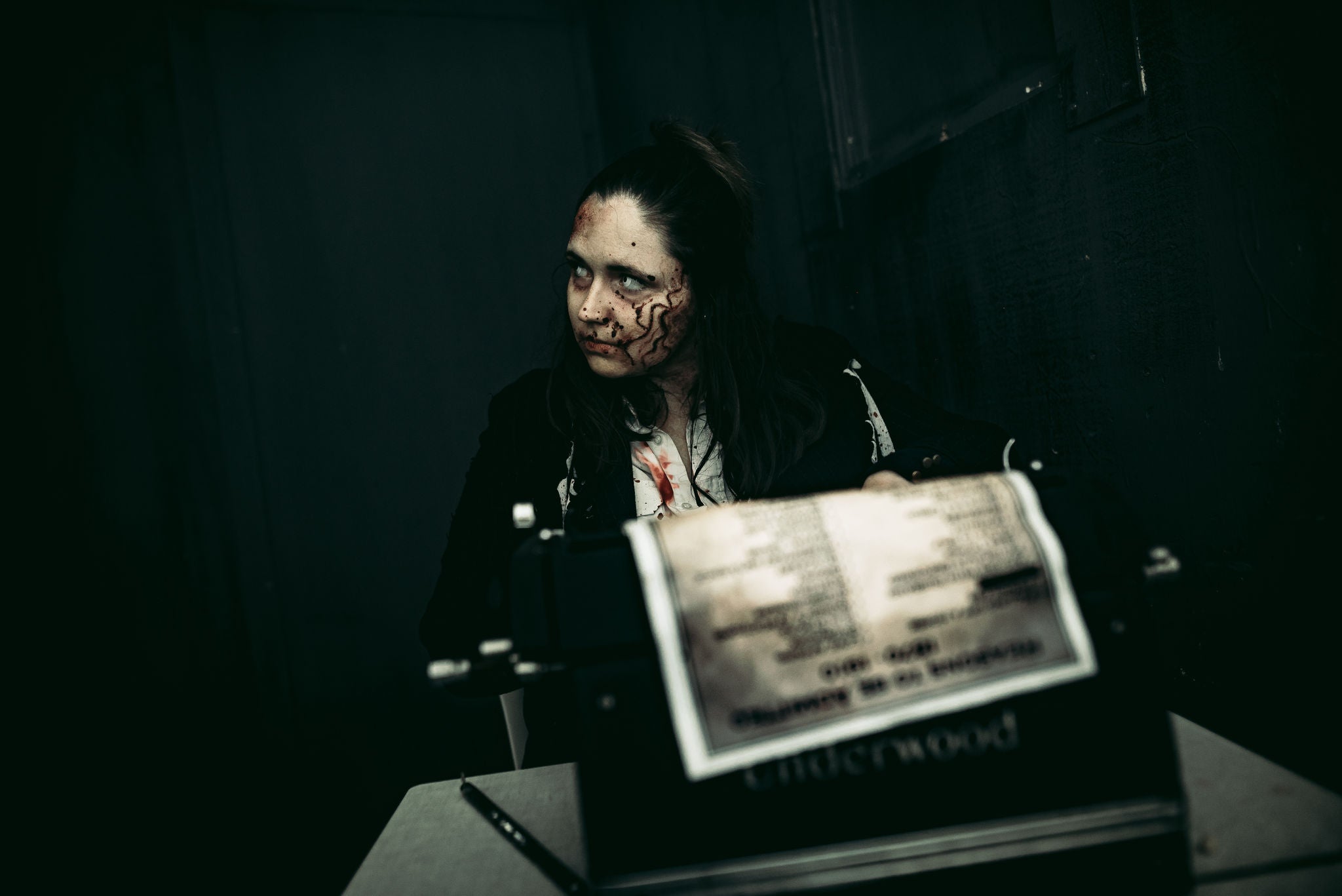 Bebloede receptioniste verwelkomt van achter haar typmachine de bezoekers in Fantasylum.
