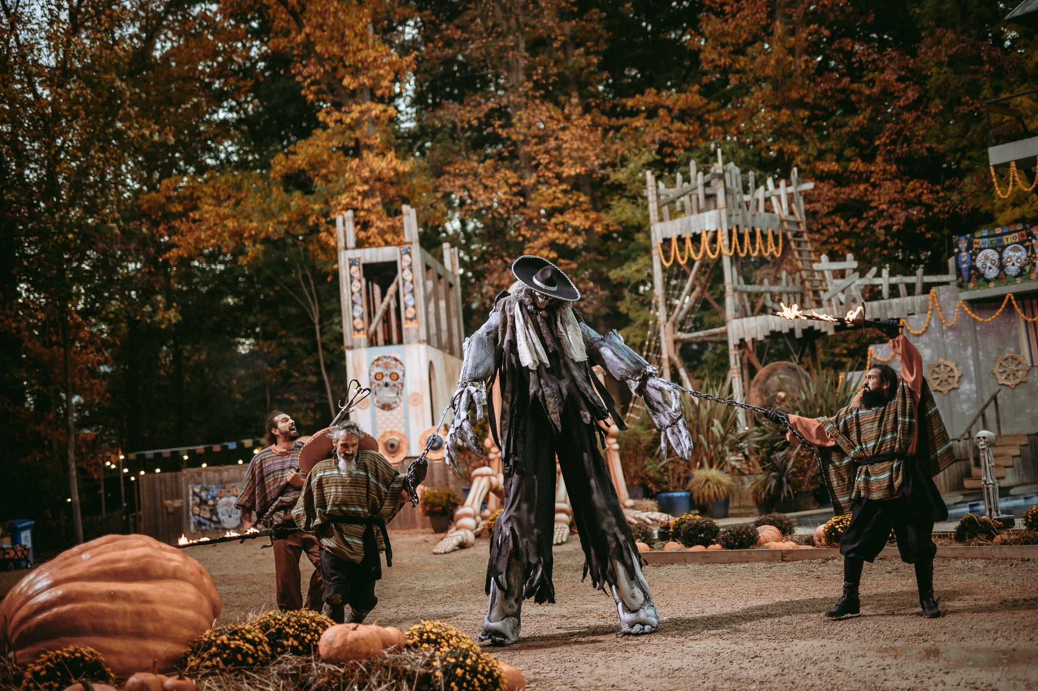 Bewoner nemen het op tegen de duistere god Zacchola tijdens El Portal De Los Muertos.