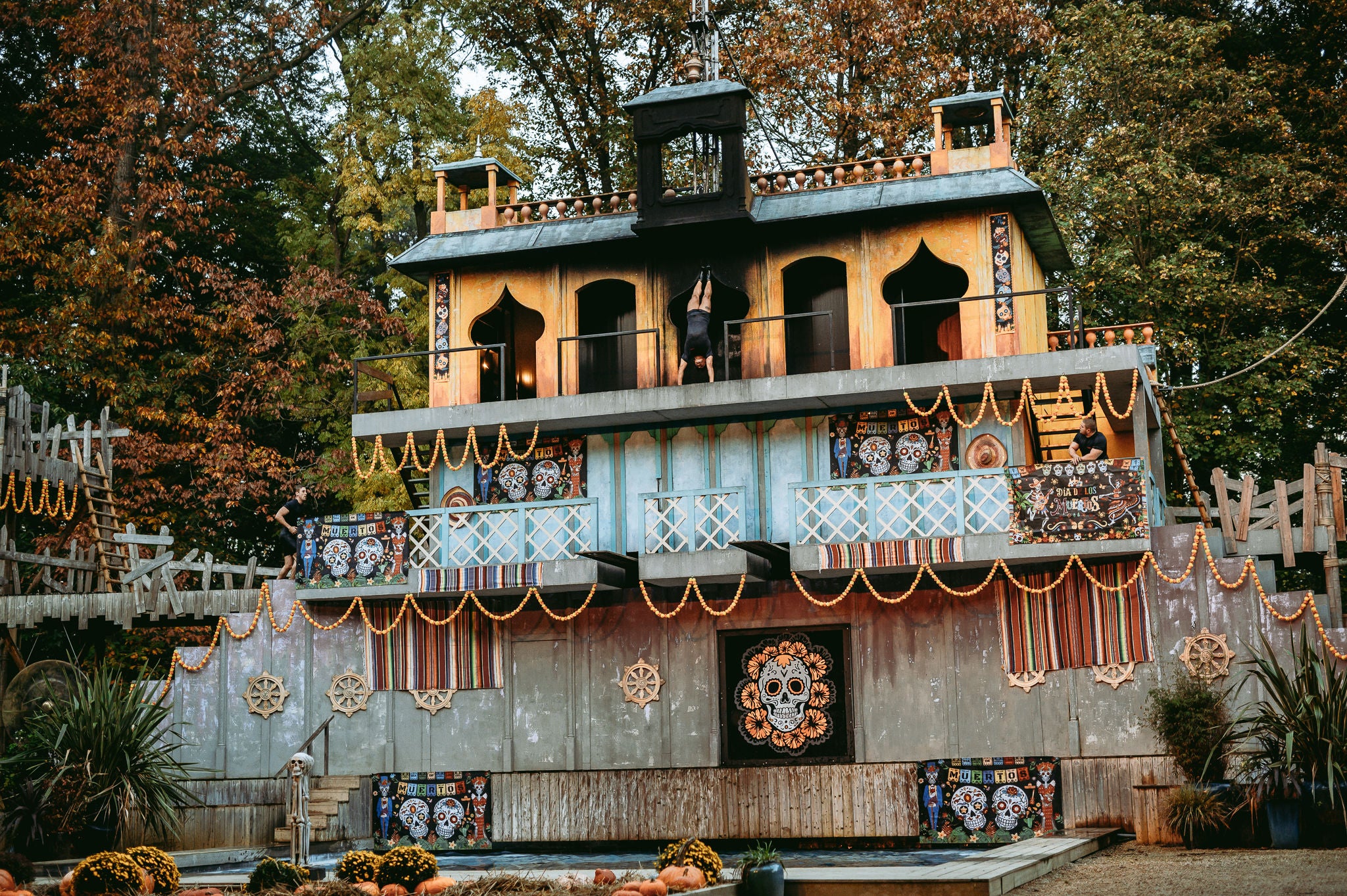 Bewoner bereidt zich voor op een duiksprong tijdens El Portal De Los Muertos.