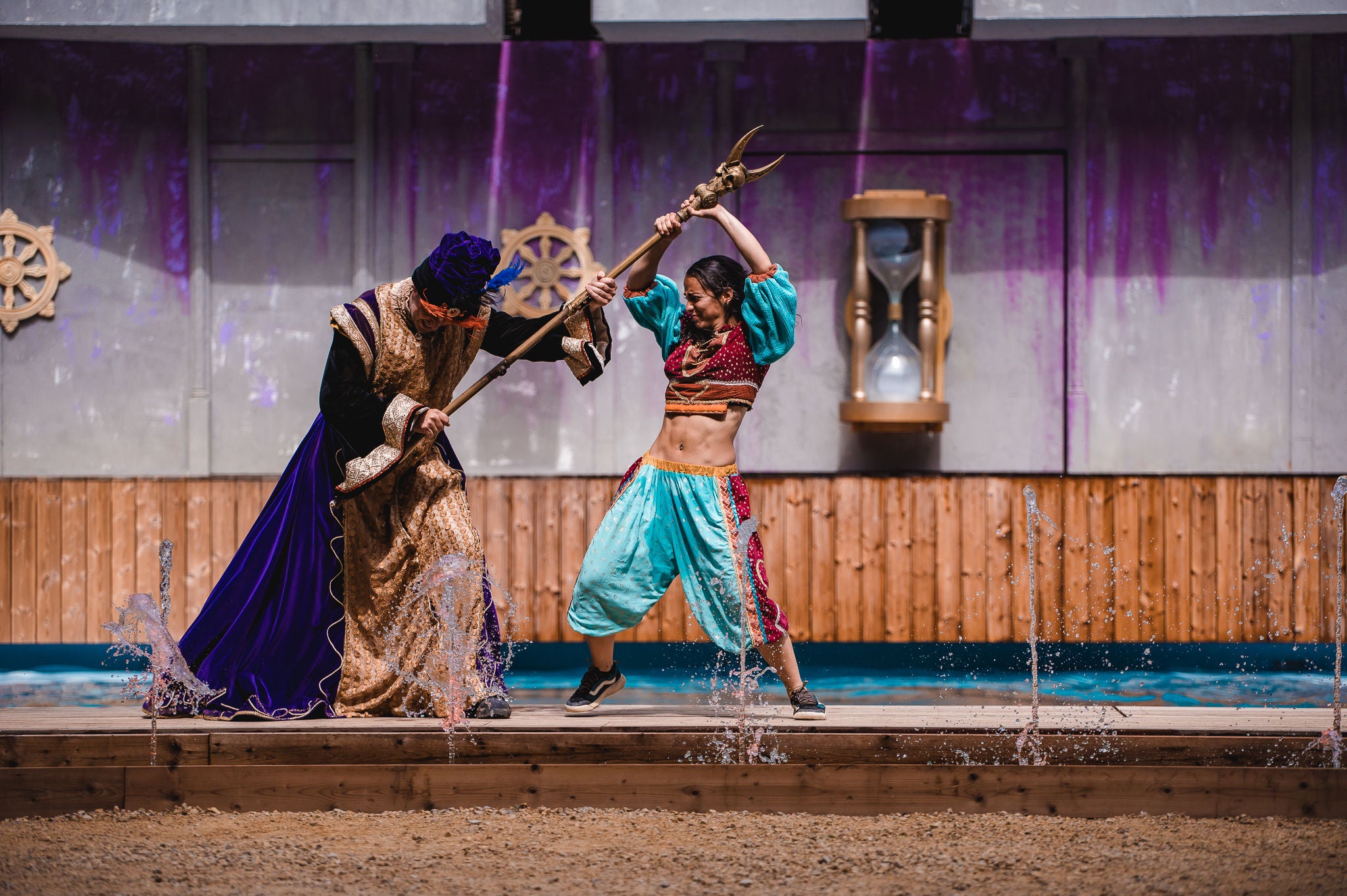 Gevecht tussen duistere magiër Ishwar en Myra tijdens de Bengali Stunt & Dive Show.