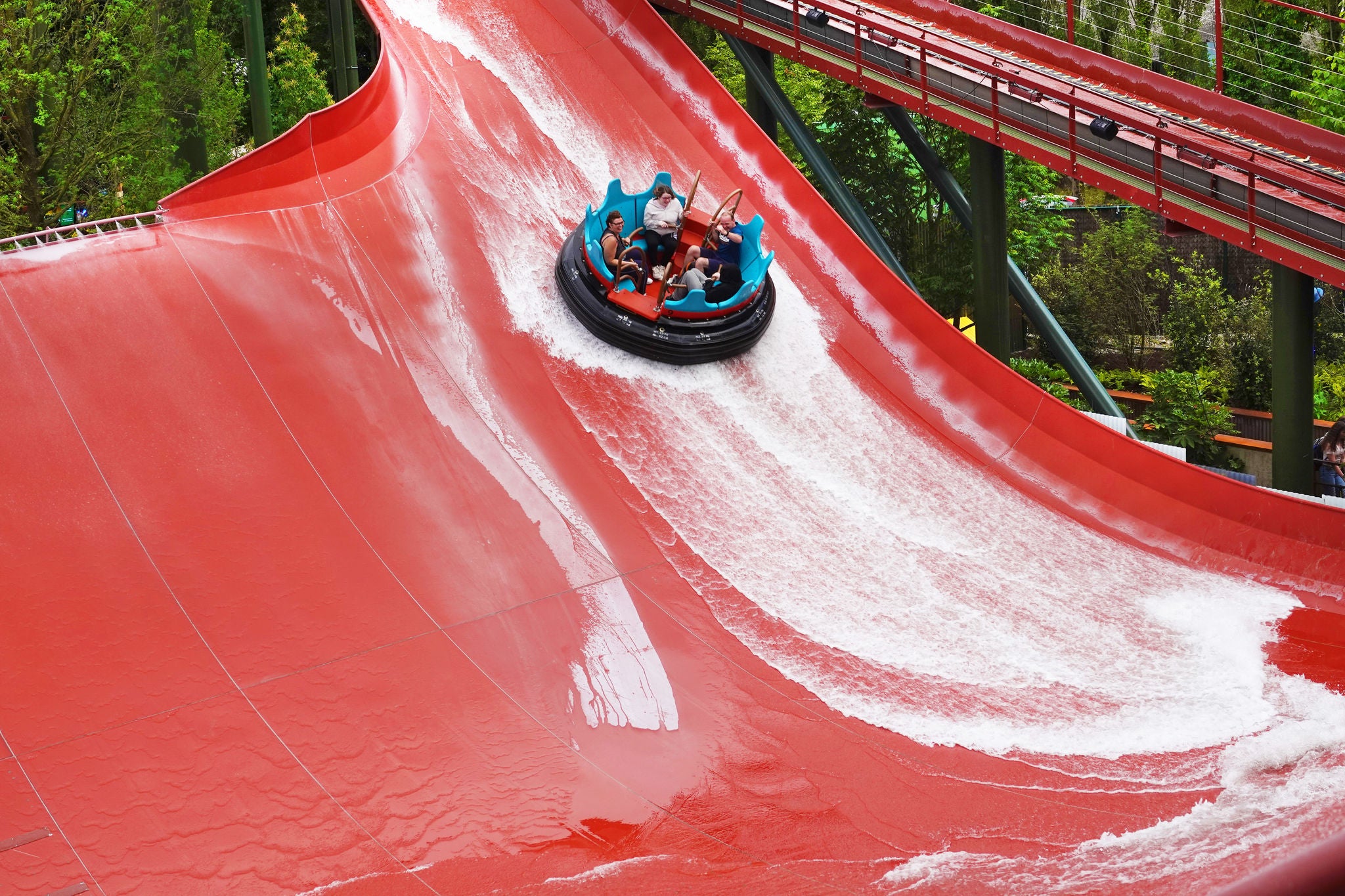 Boot van Amazonia glijdt van de hoge afdaling.