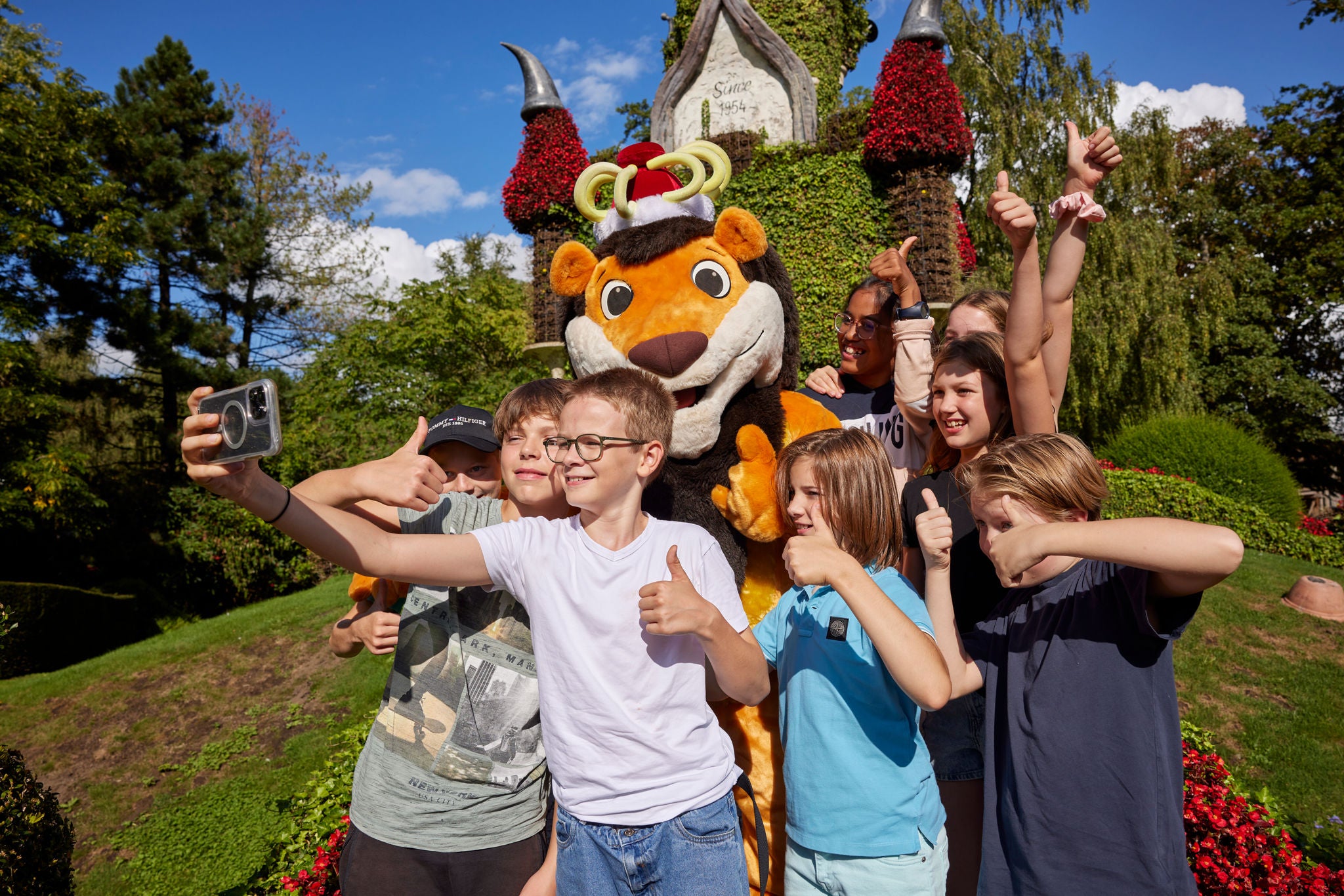 Fotomoment met Koning Leeuw en leerlingen bij het bloemenkasteel.