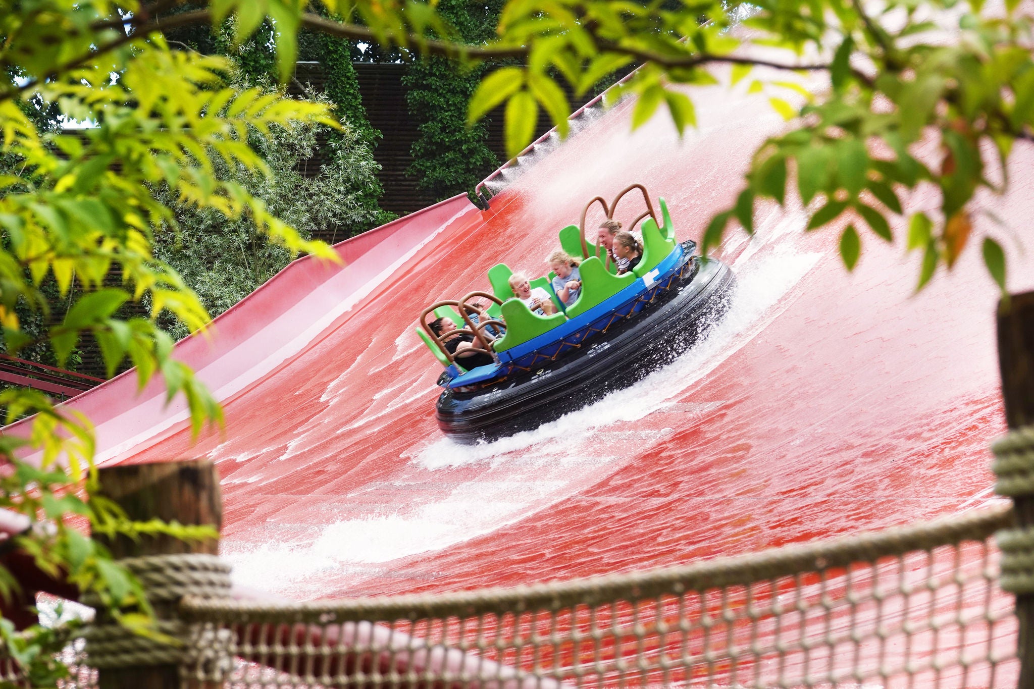 Boot van Amazonia glijdt van tussen de bomen de halfpipe naar beneden.