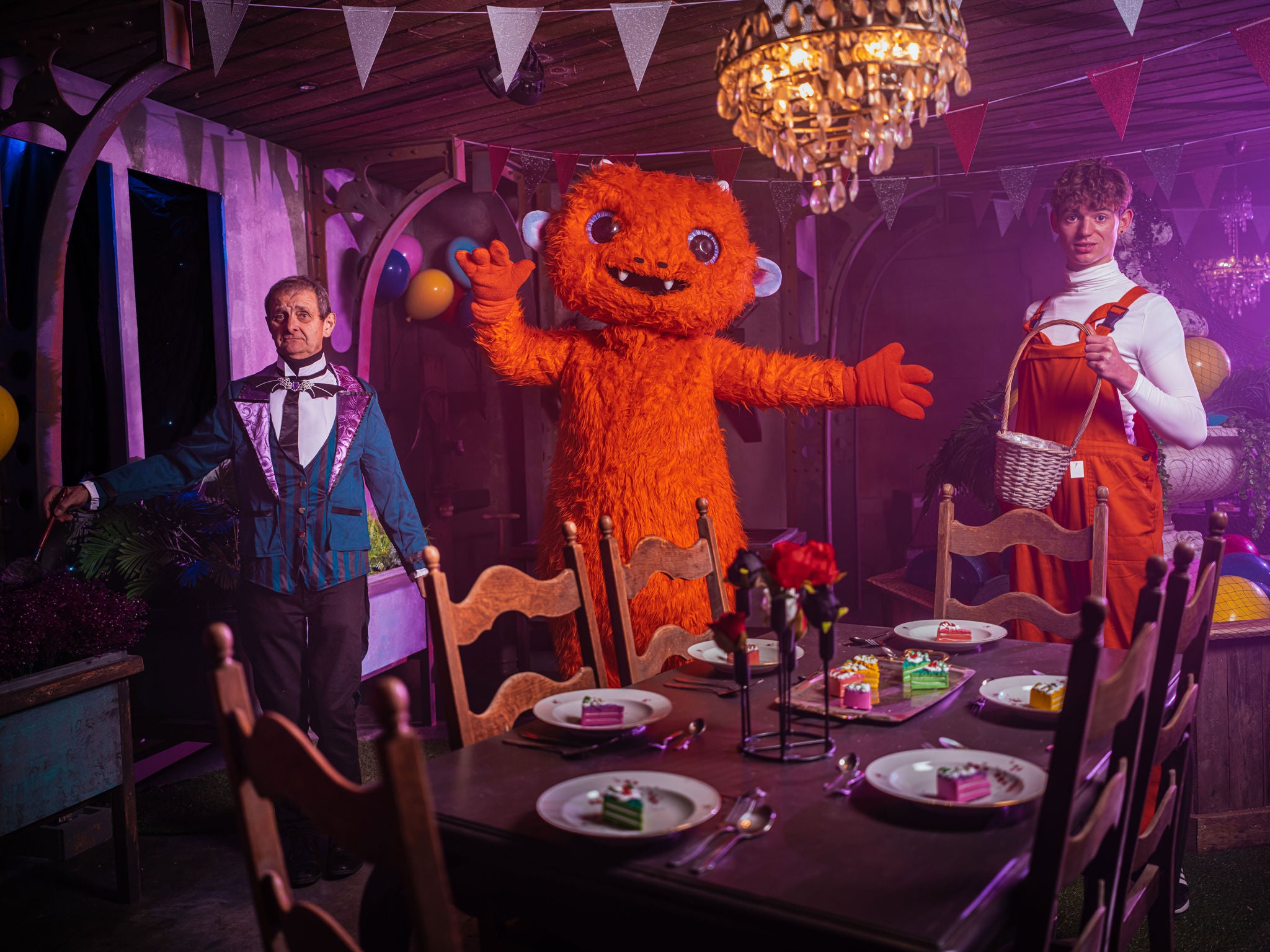 Monstertje Frankie en butler Henkie vieren feest in de feestzaal van Spooky Birthday.