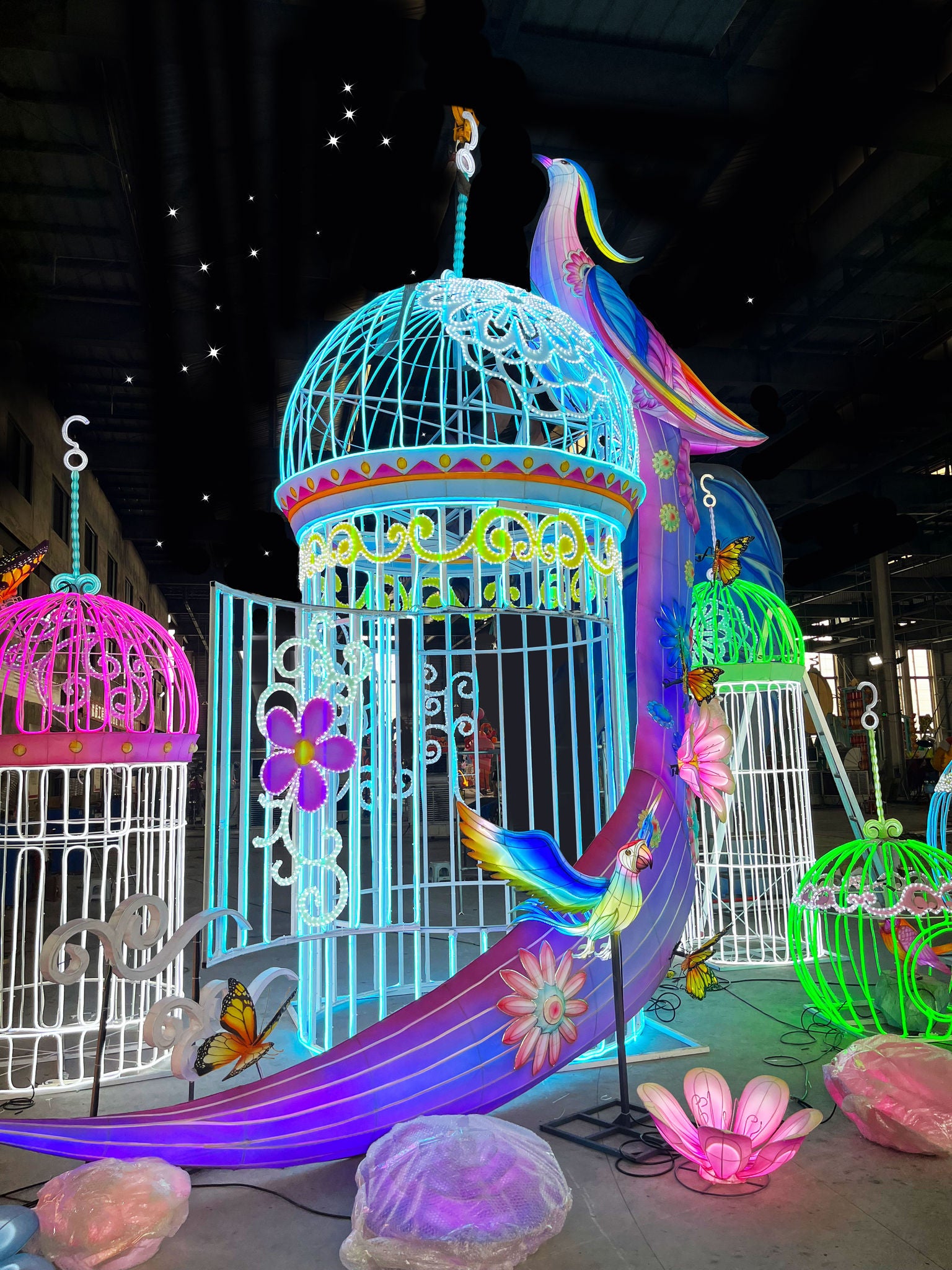 Lichtgevende tempels, vogels, bloemen en vlinders in Dream Lights.