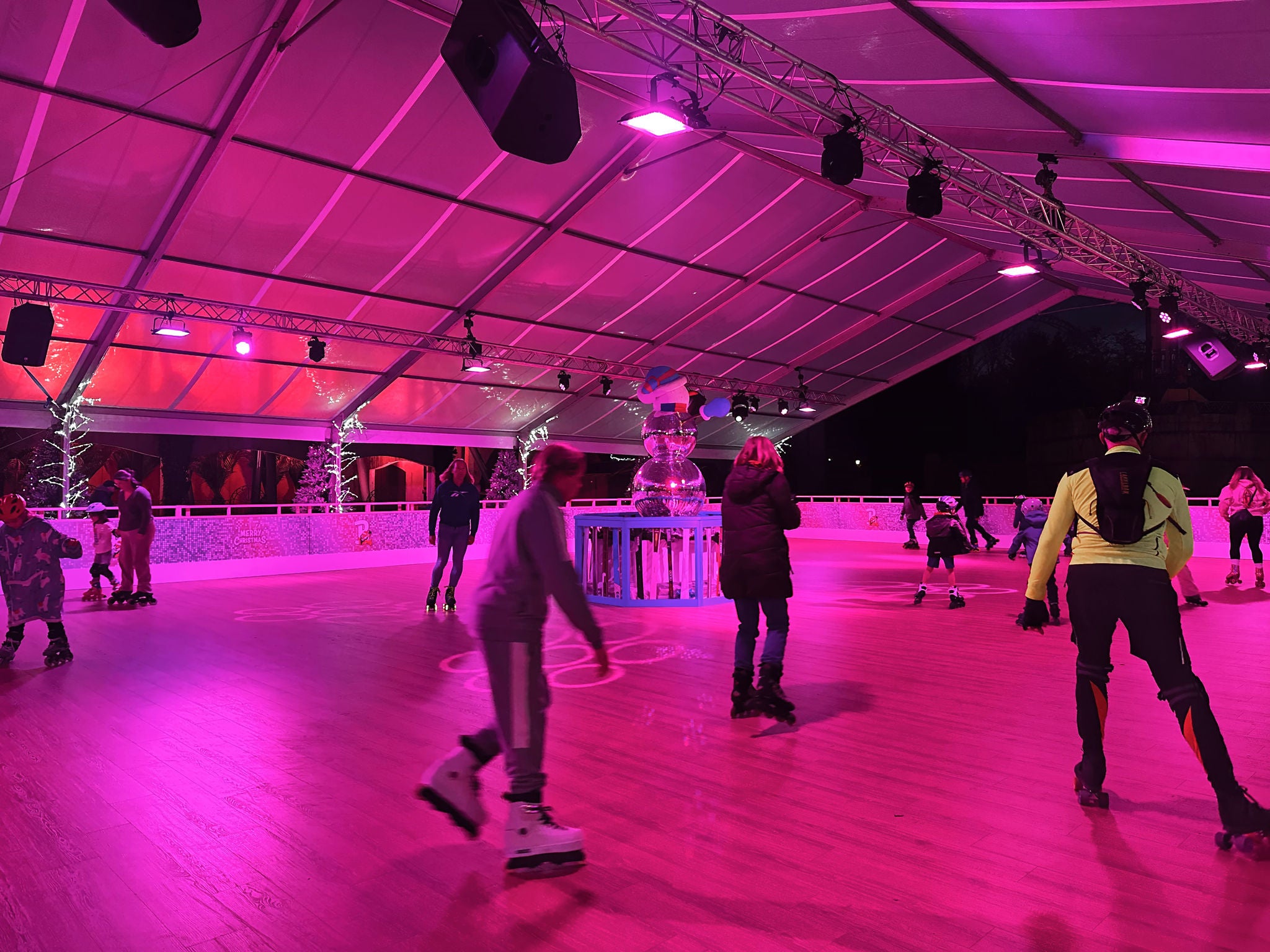 Rolschaatsers op de piste van Aztec Roller.