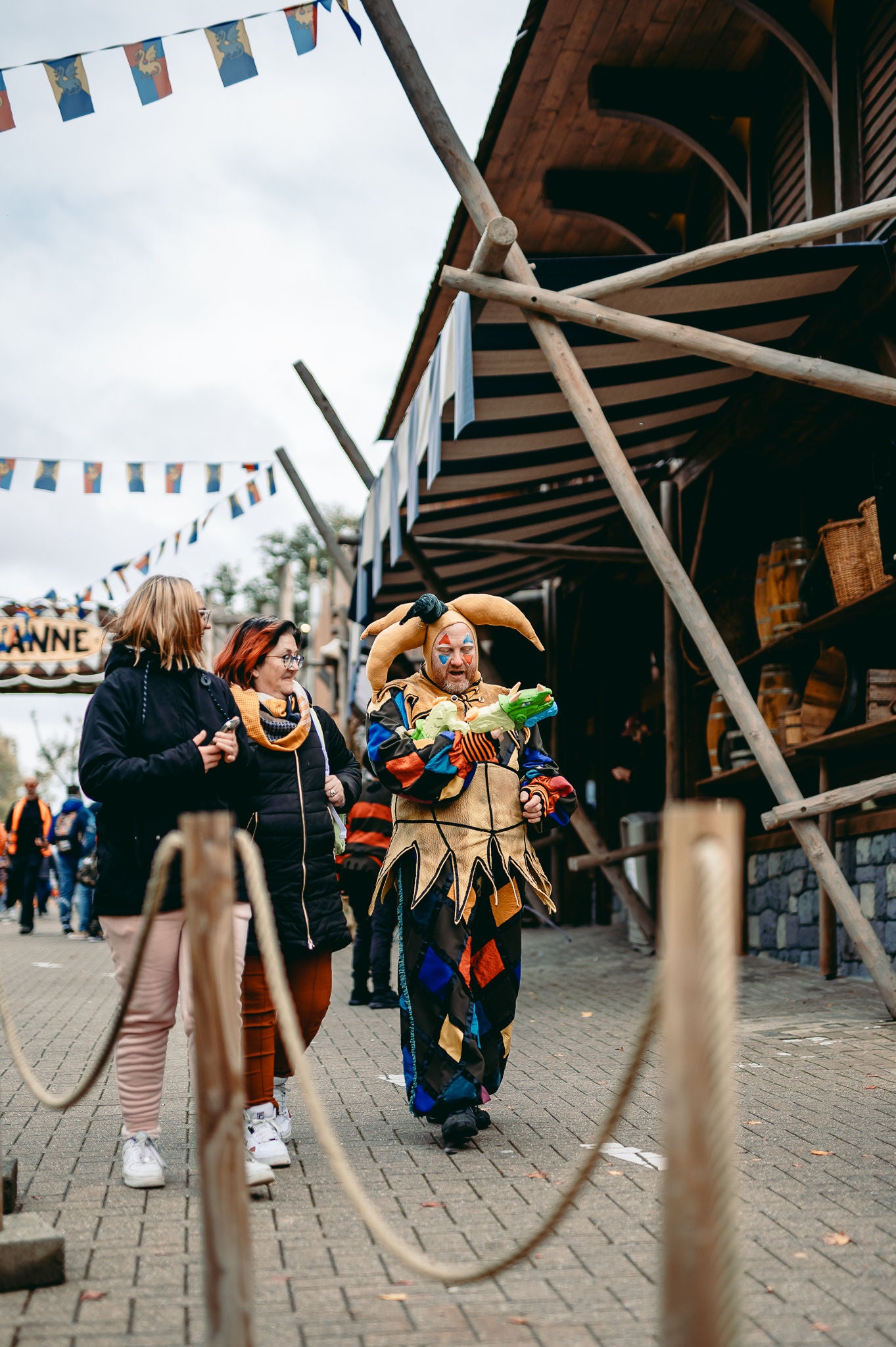 Nar laat de bezoekers lachen tijdens King’s Fest.