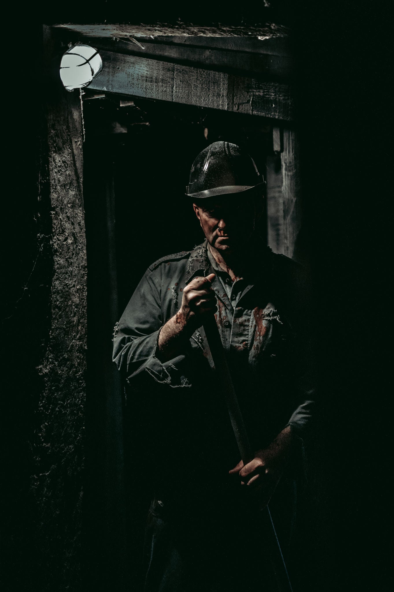 Mijnwerker voor een deuropening in de Mortal Mine.