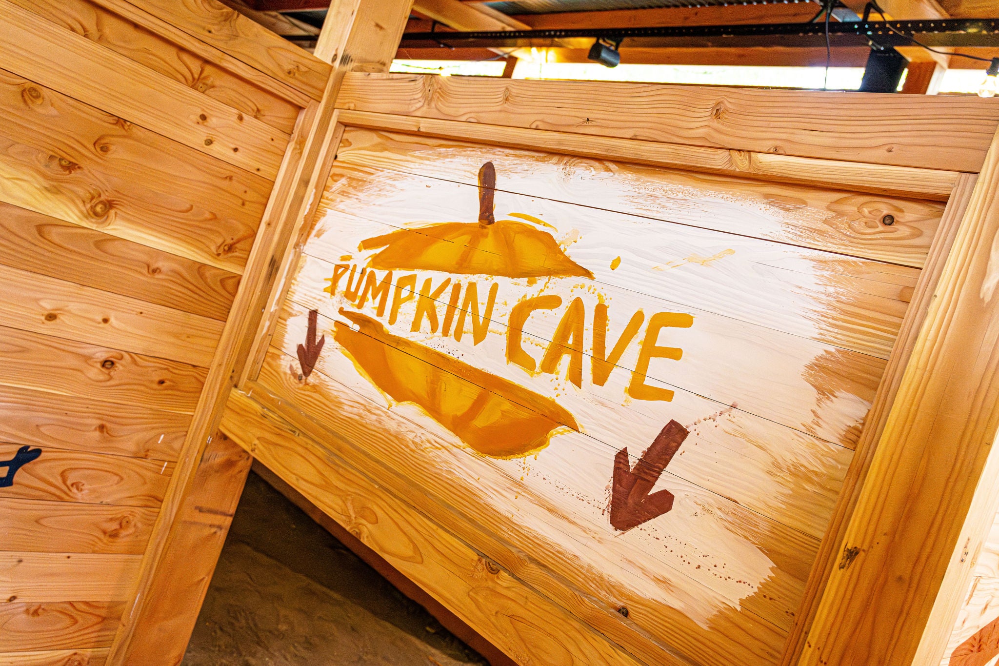 Muurschilderij die de ingang van de pumpkin cave in Pumpkin Panic aanwijst.