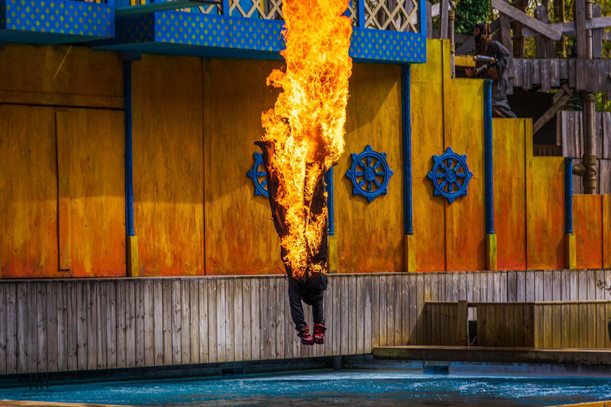 Vuurduik van een brandende artiest tijdens de Azuria The Next Sultan Stunt & Dive Show.