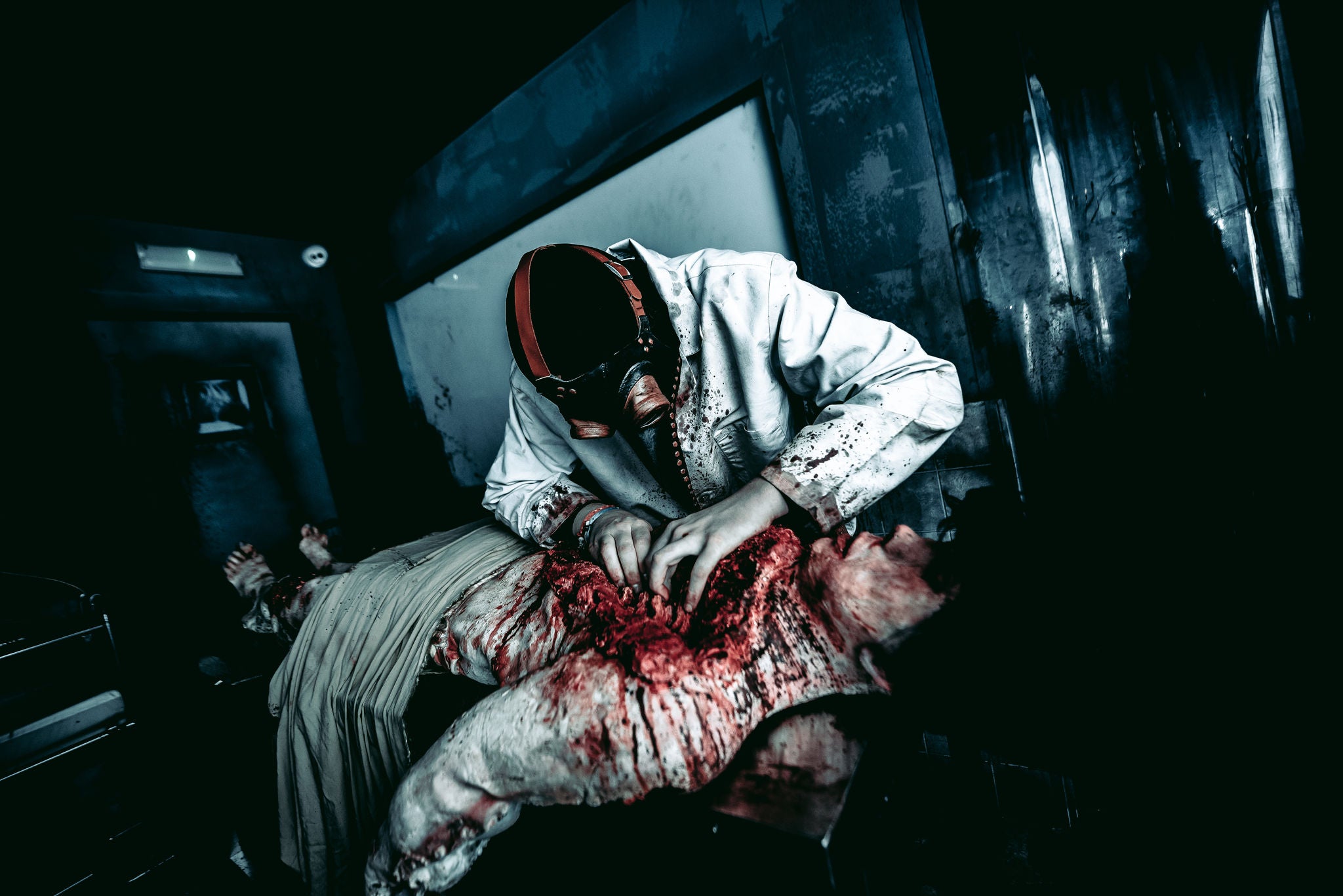Dokter voert een autopsie op een lijk uit in het Halloween spookhuis Funerarium.