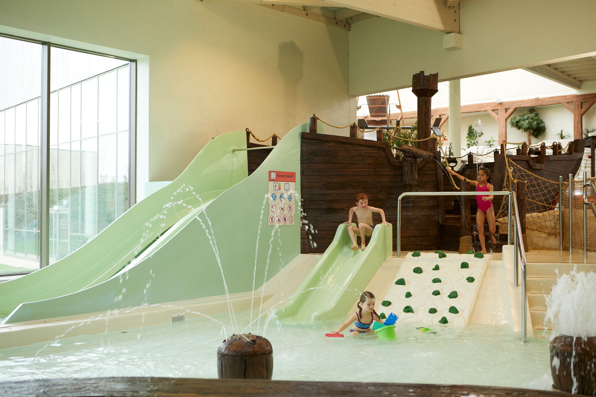 Kinderen glijden en spelen in Bambino Beach.