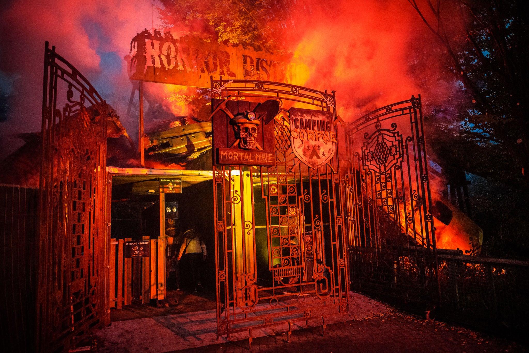 Ingang van het horror district als halloweendecoratie.