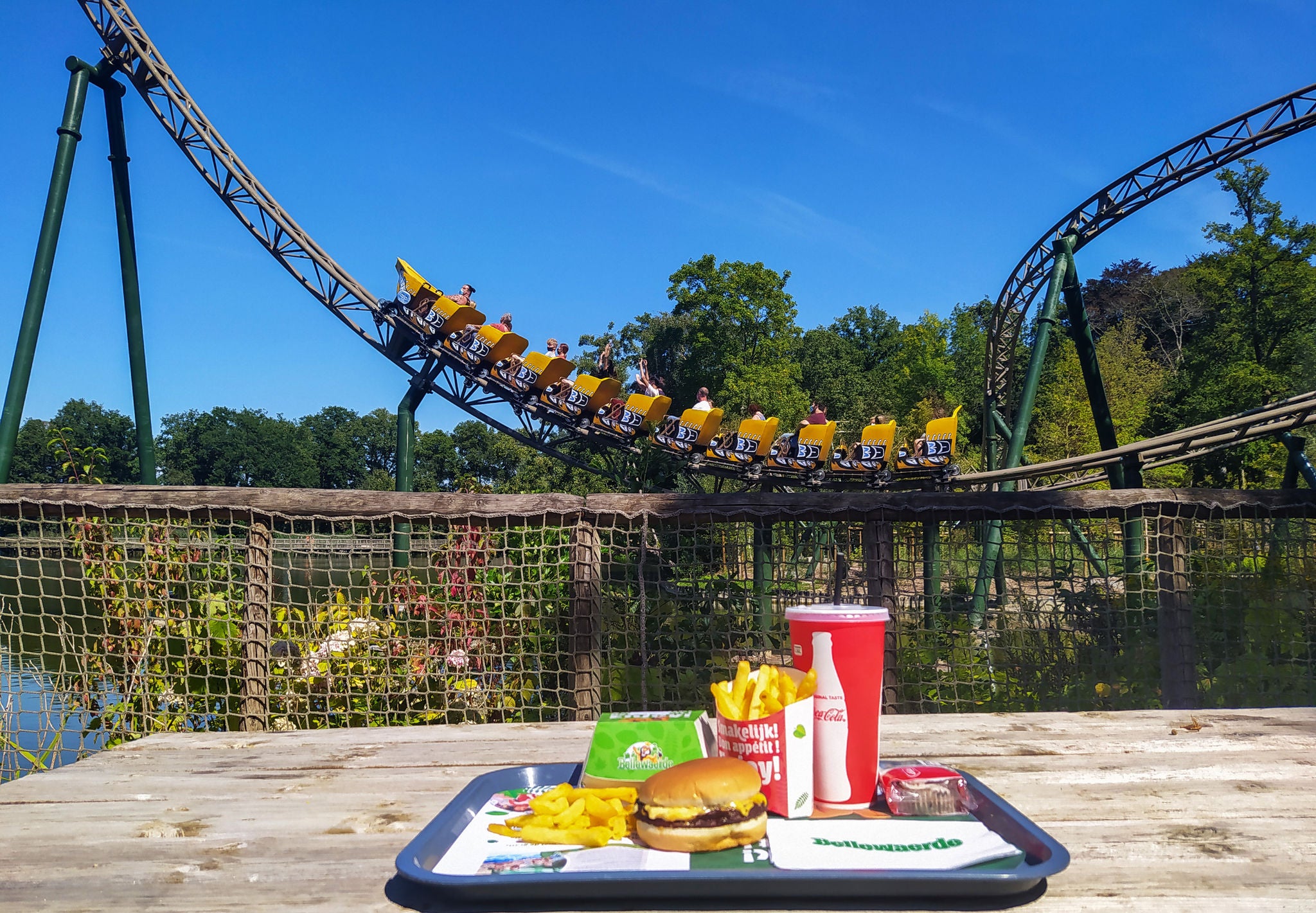 Super burger menu met Wakala op de achtergrond.